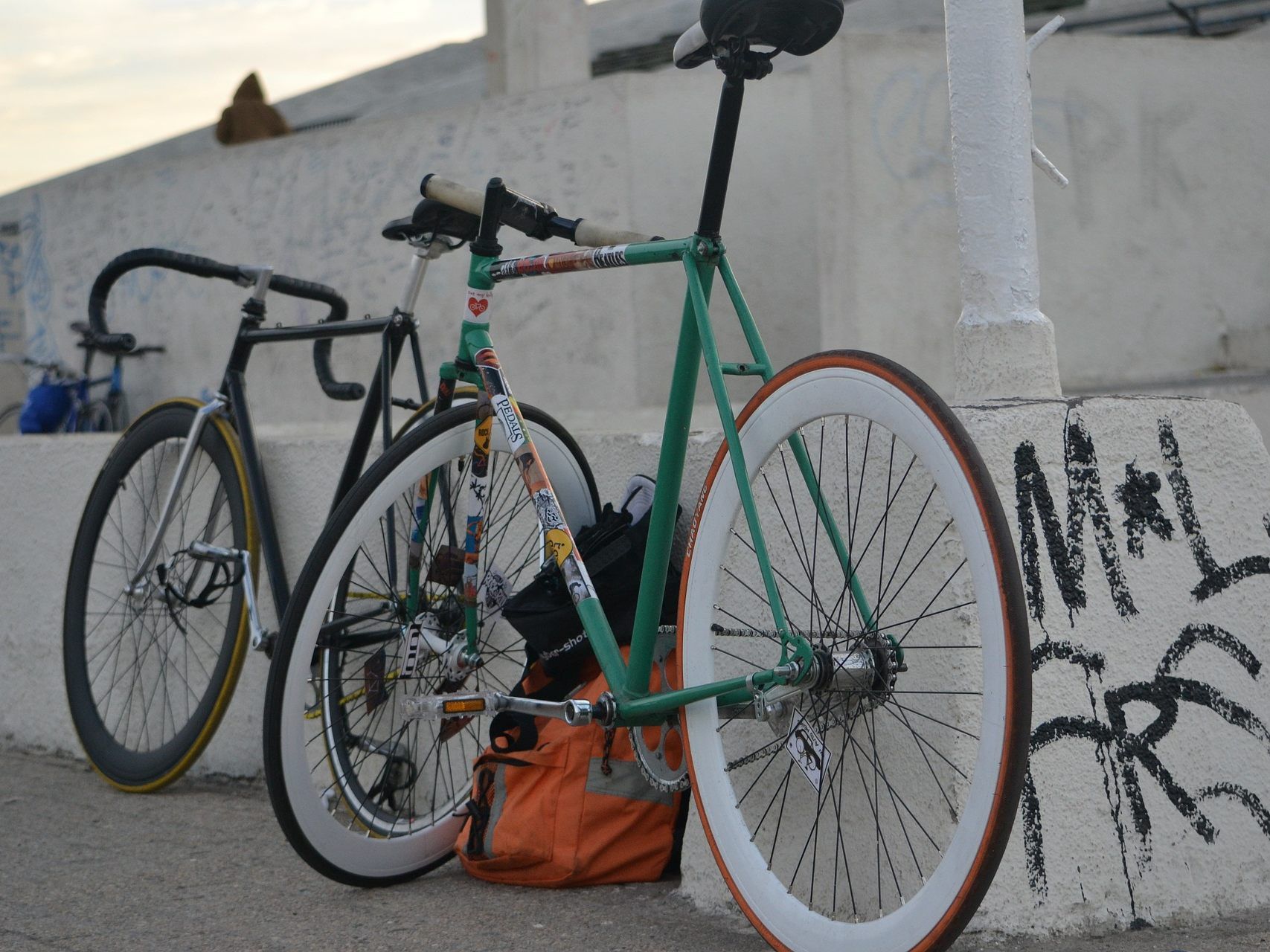 Auch Fixie-Fahrräder müssen mit zwei Bremsen ausgestattet sein. Auch Fixie-Fahrräder müssen mit zwei Bremsen ausgestattet sein.