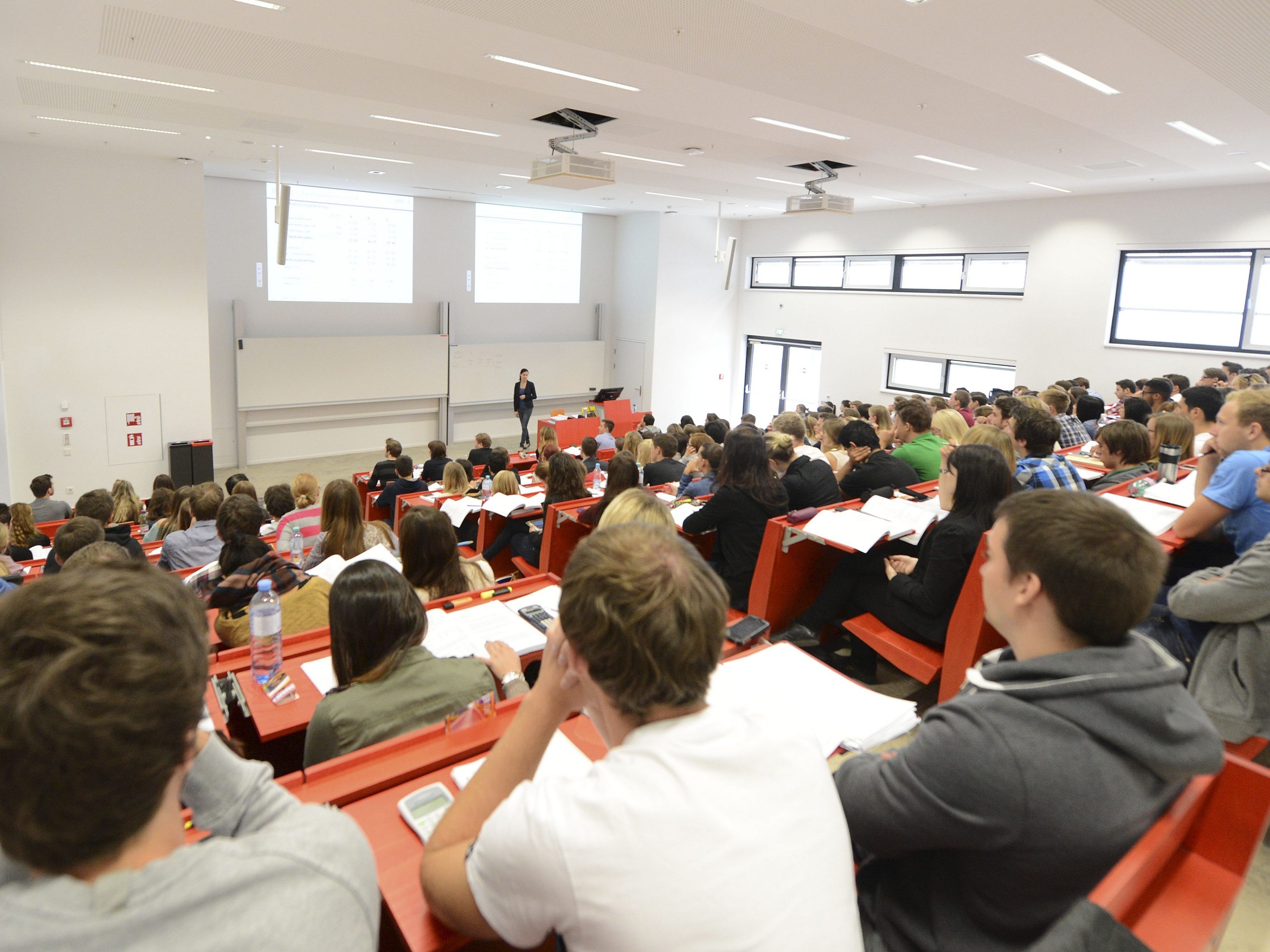 ÖH und SPÖ stellen sich gegen neue Studiengebühren. ÖH und SPÖ stellen sich gegen neue Studiengebühren.