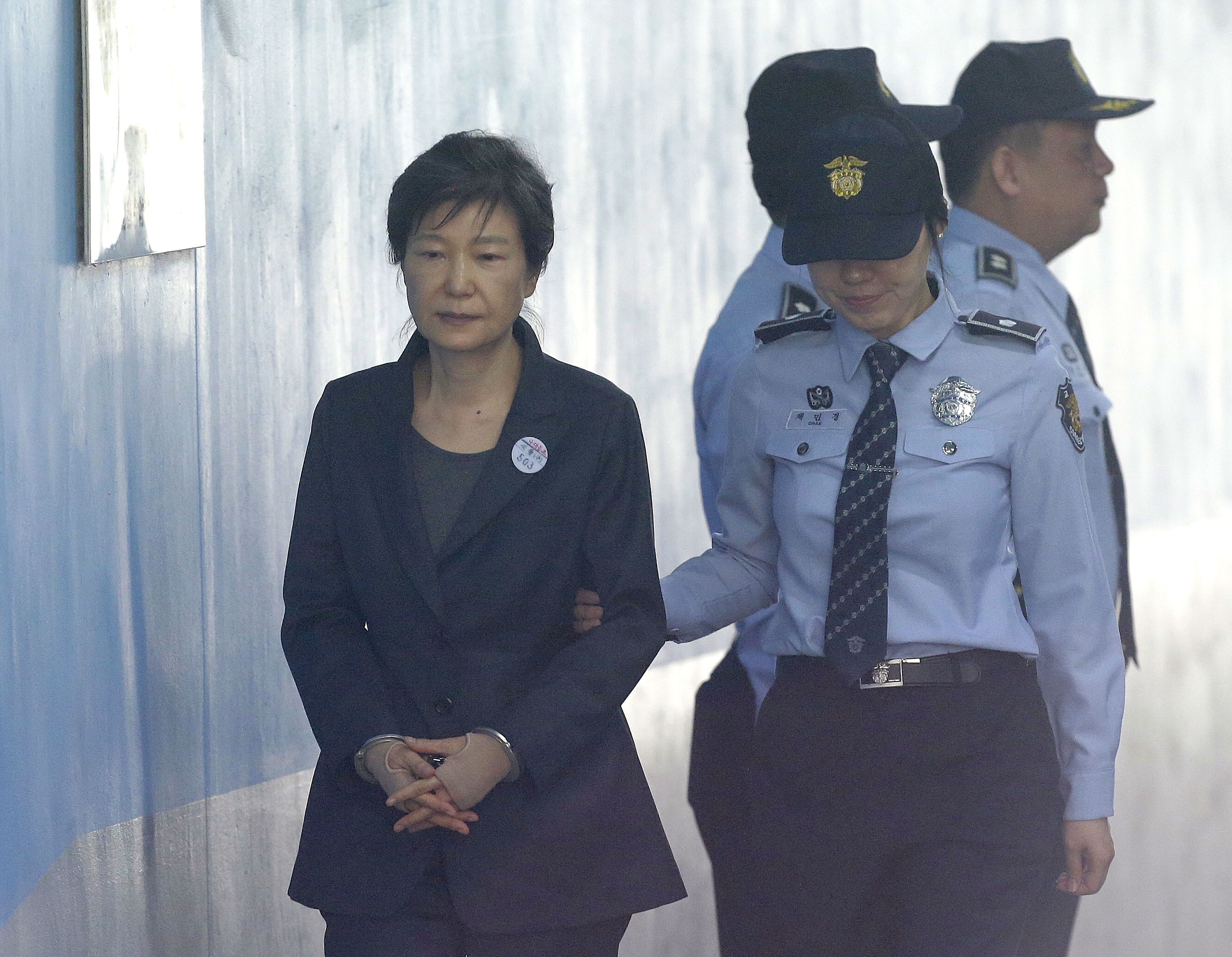 Südkoreas Ex-Präsidentin Park Geun Hye wurde verhaftet. Südkoreas Ex-Präsidentin Park Geun Hye wurde verhaftet.