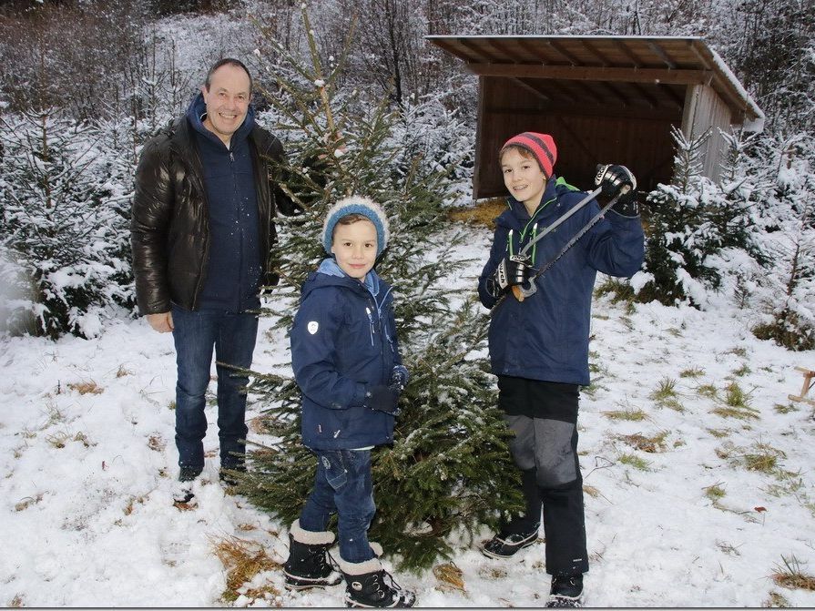 Gemeinderat Andreas Prenn mit seinem Kids war von der Aktion angetan
