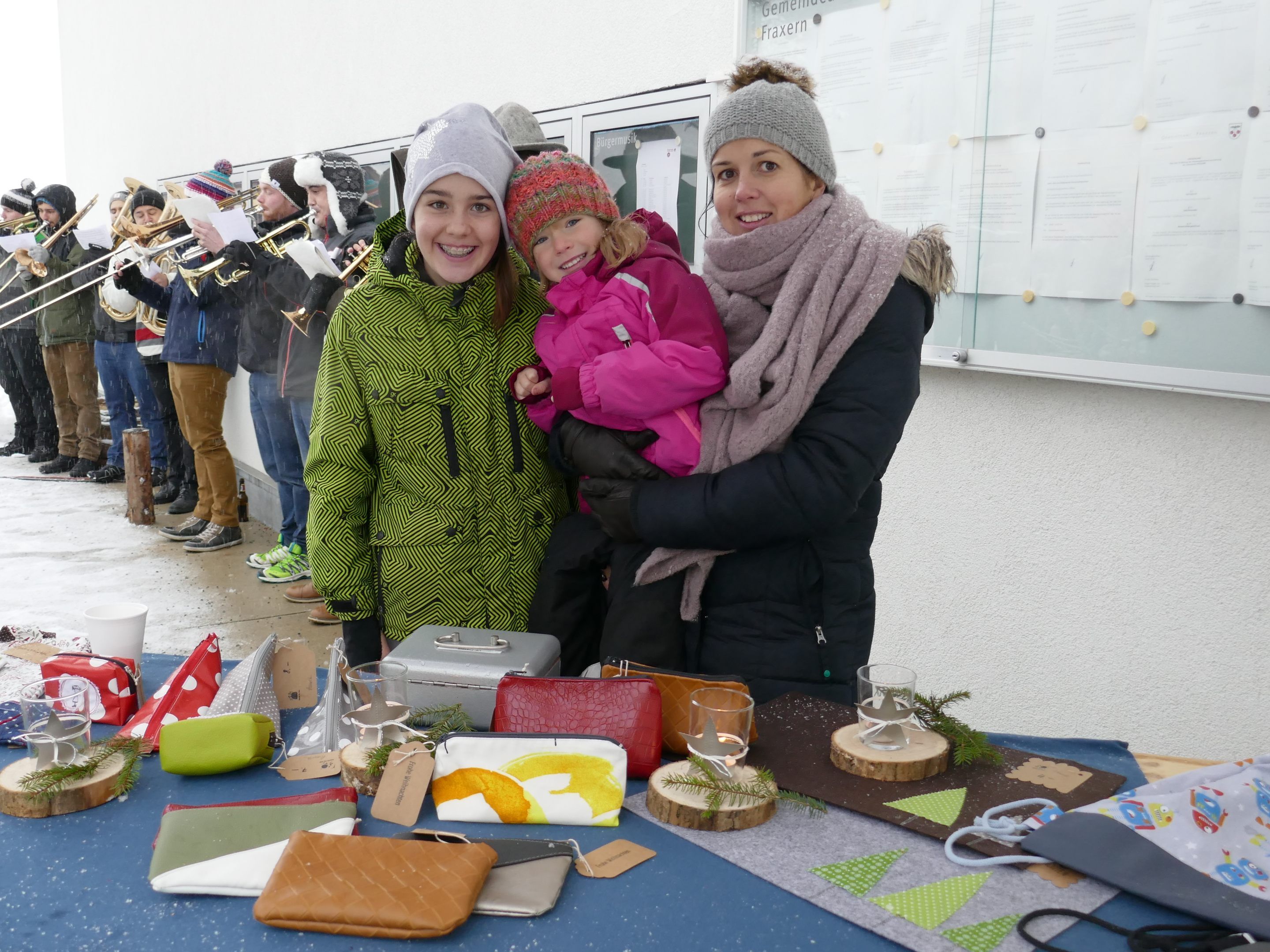 Hannah, Clara und Annette beim Fraxner Christbaummarkt. Hannah, Clara und Annette beim Fraxner Christbaummarkt.
