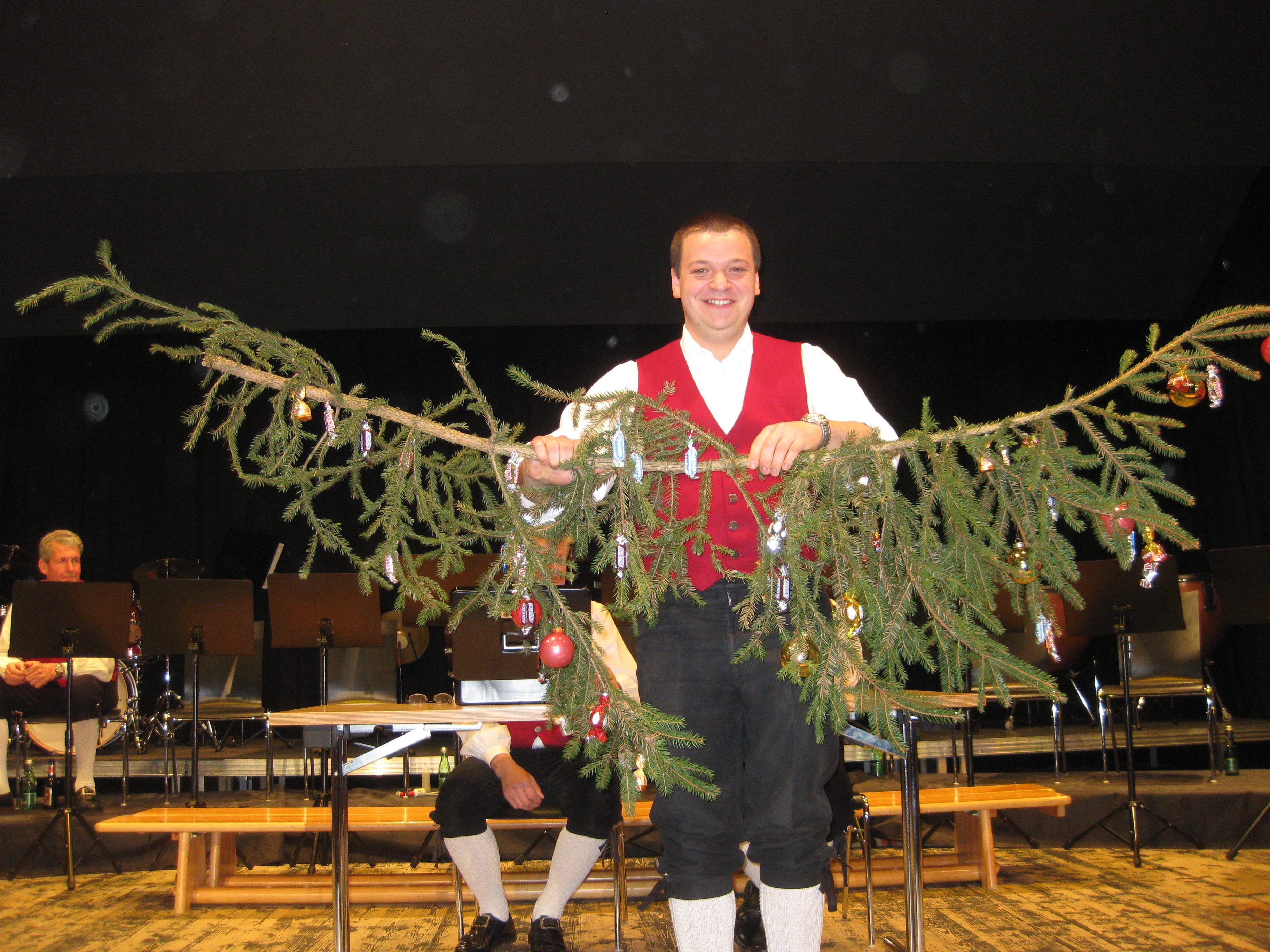 Höhepunkt der Veranstaltung war die traditionelle Christbaumversteigerung. Höhepunkt der Veranstaltung war die traditionelle Christbaumversteigerung.