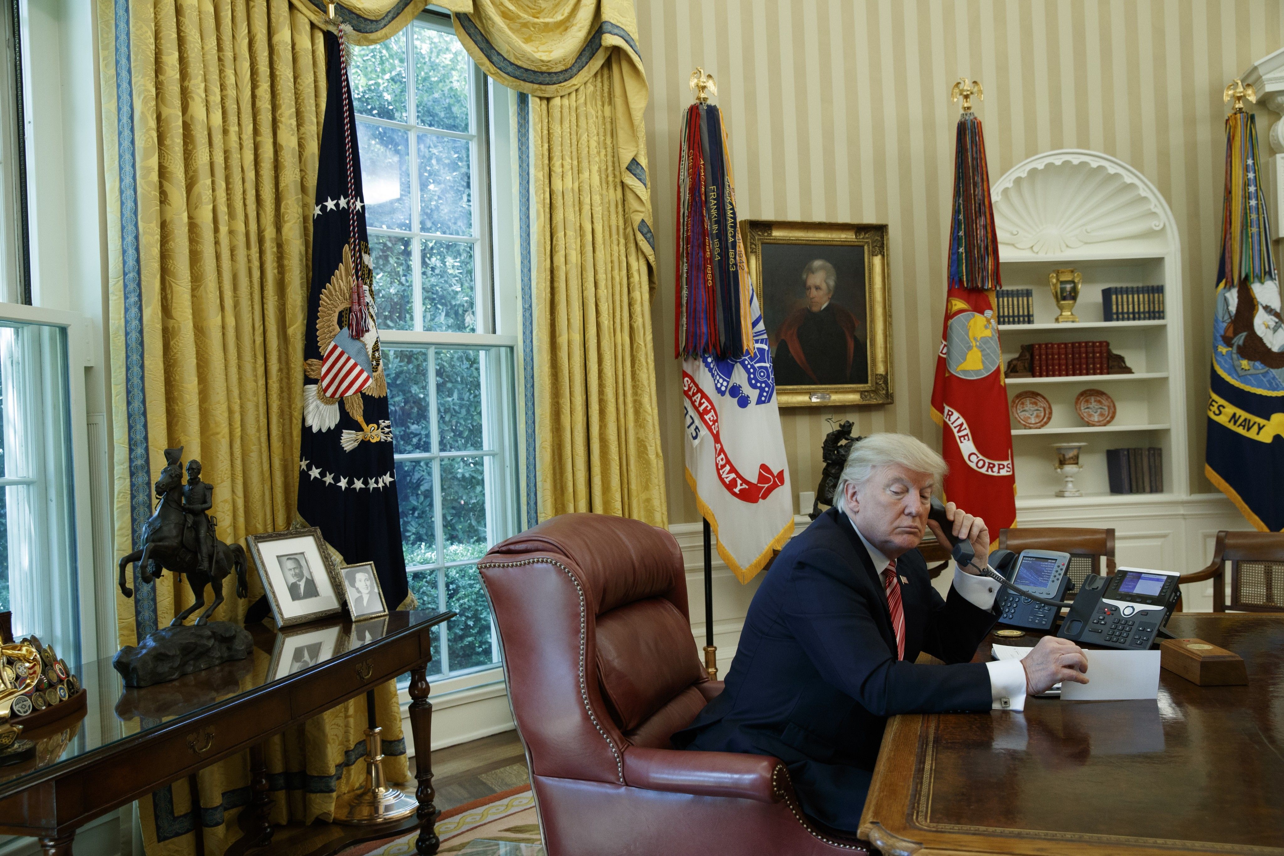 Trump telefoniert im Oval Office