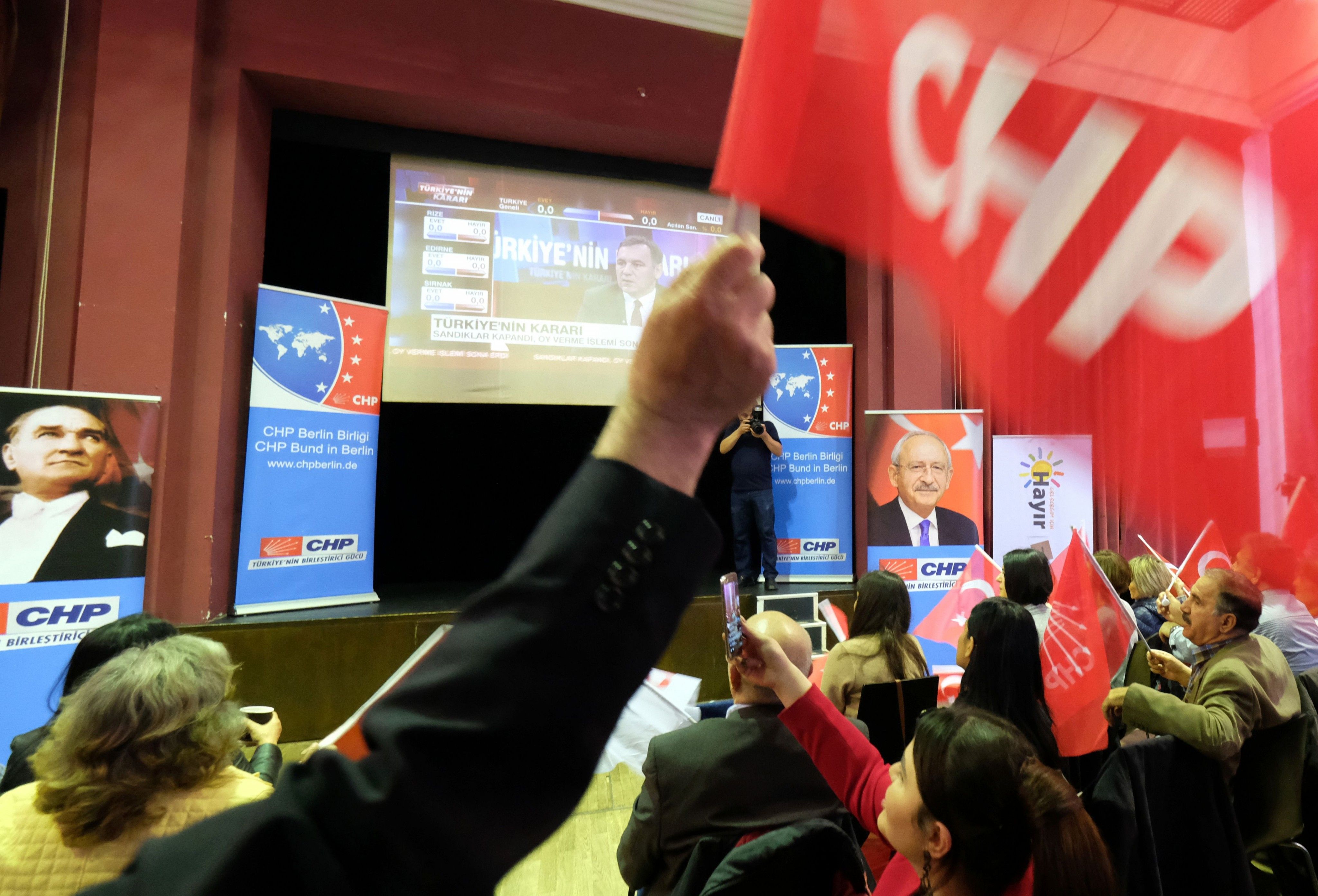 Die Mehrheit stimmte für die Verfassungsänderung bei dem türkischen Referendum. Die Mehrheit stimmte für die Verfassungsänderung bei dem türkischen Referendum.
