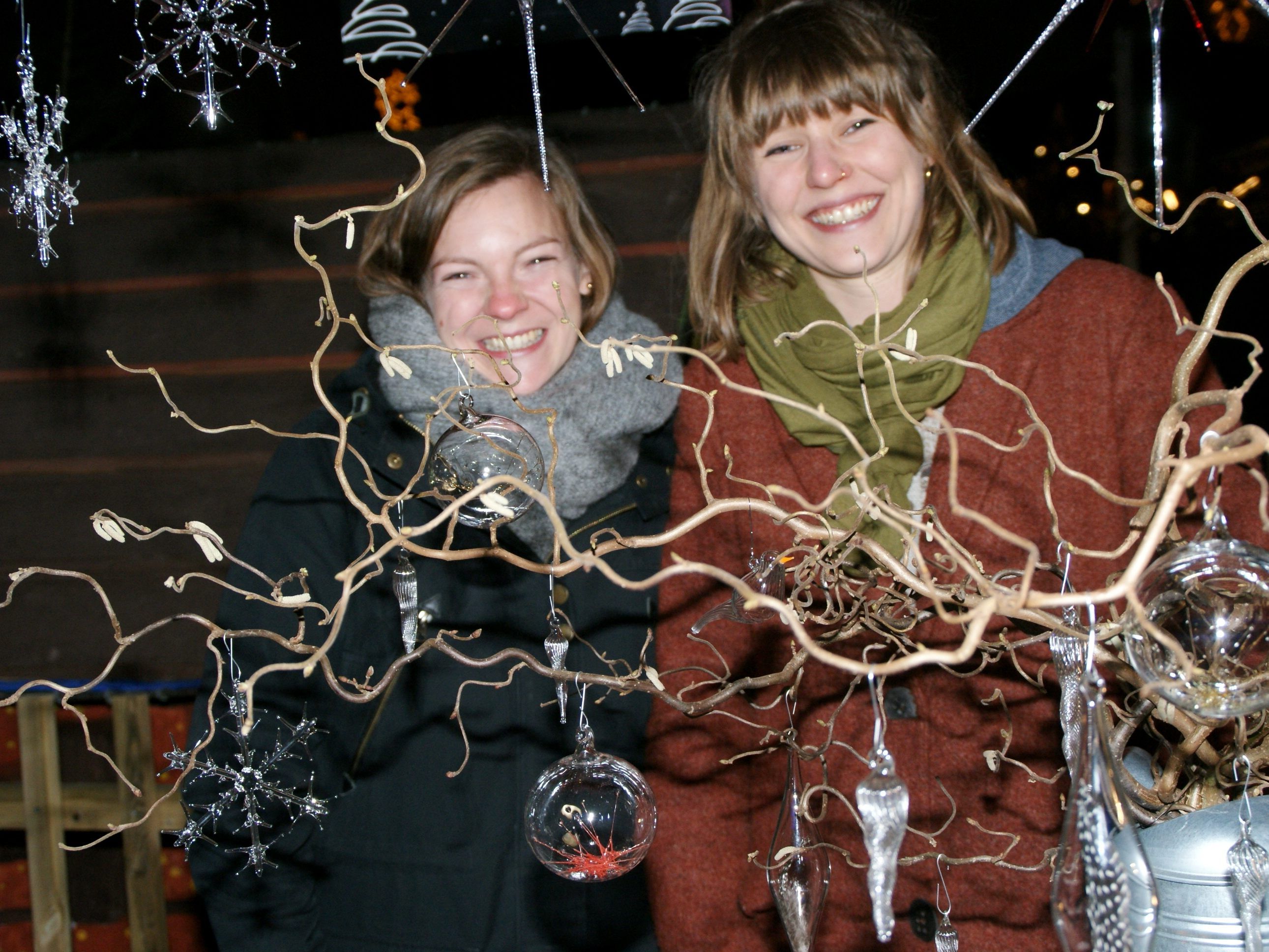 Bernadette und Julia in der Glasbläserei