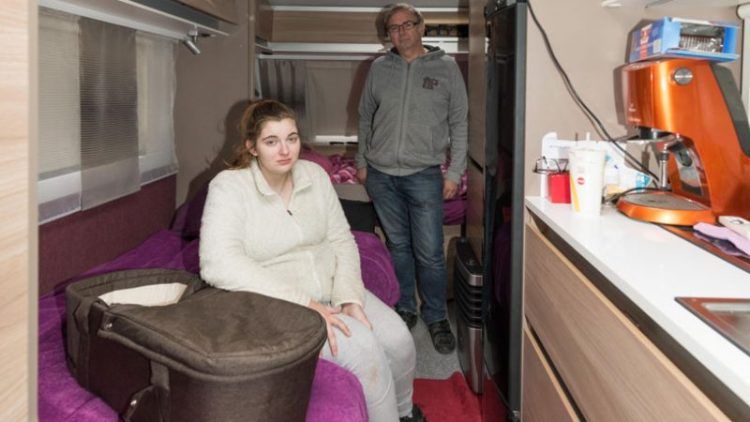 Jennifer und ihr Vater wurden aus ihrem Haus weggewiesen. (Foto: Stiplovsek) Jennifer und ihr Vater wurden aus ihrem Haus weggewiesen. (Foto: Stiplovsek)