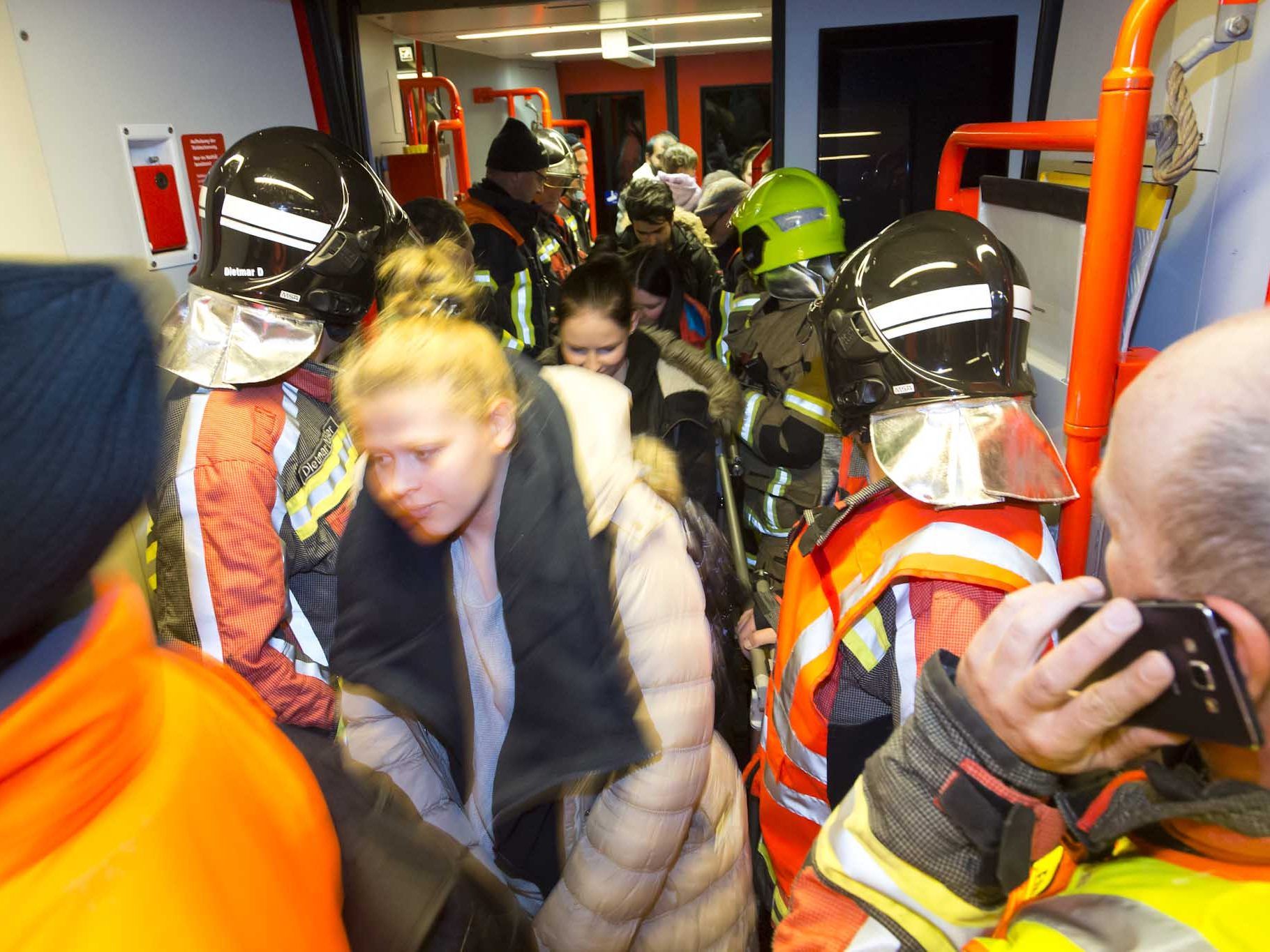 Passagiere via Evakuierungssteg aus Zug gebracht.