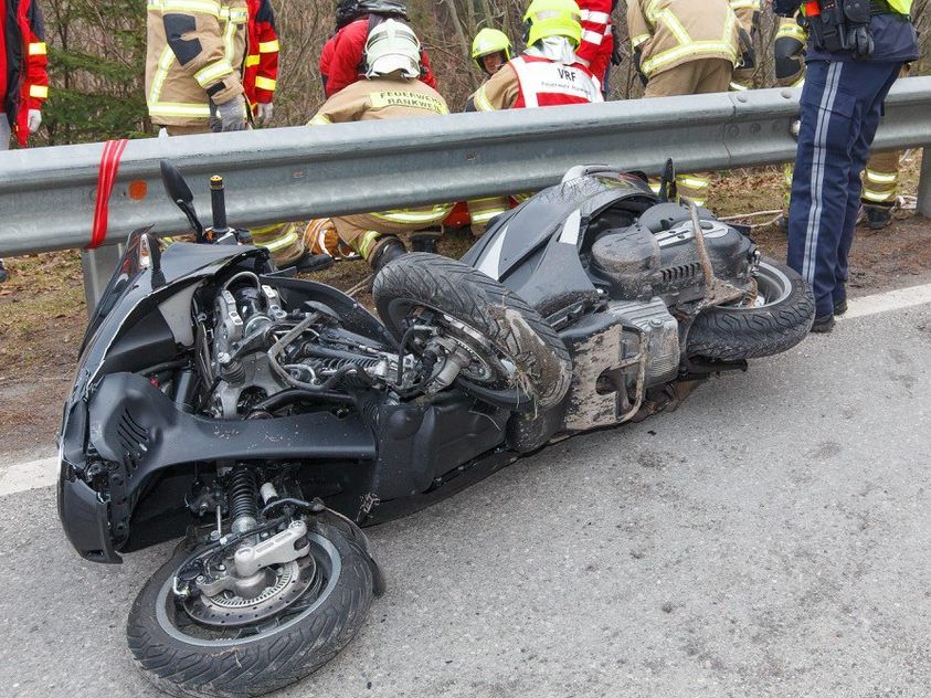 Mit dem Motorrad in die Leitplanke gekracht.