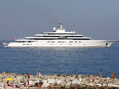 Auch diese Yacht gehört einem Superreichen