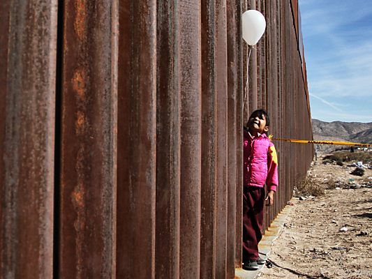 Teile der Grenze werden bereits durch einen meterhohen Zaun getrennt