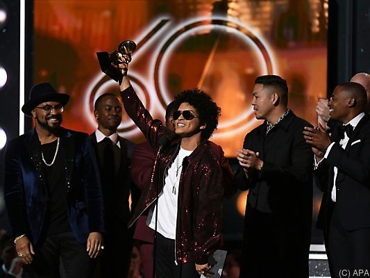 Insgesamt gewann Bruno Mars sechs der begehrtesten Musikauszeichnungen Insgesamt gewann Bruno Mars sechs der begehrtesten Musikauszeichnungen