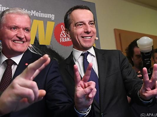 Schnabl (l.) stärkt Kern den Rücken Schnabl (l.) stärkt Kern den Rücken