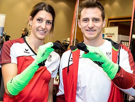 Janine Flock und Matthias Mayer bei der Einkleidung