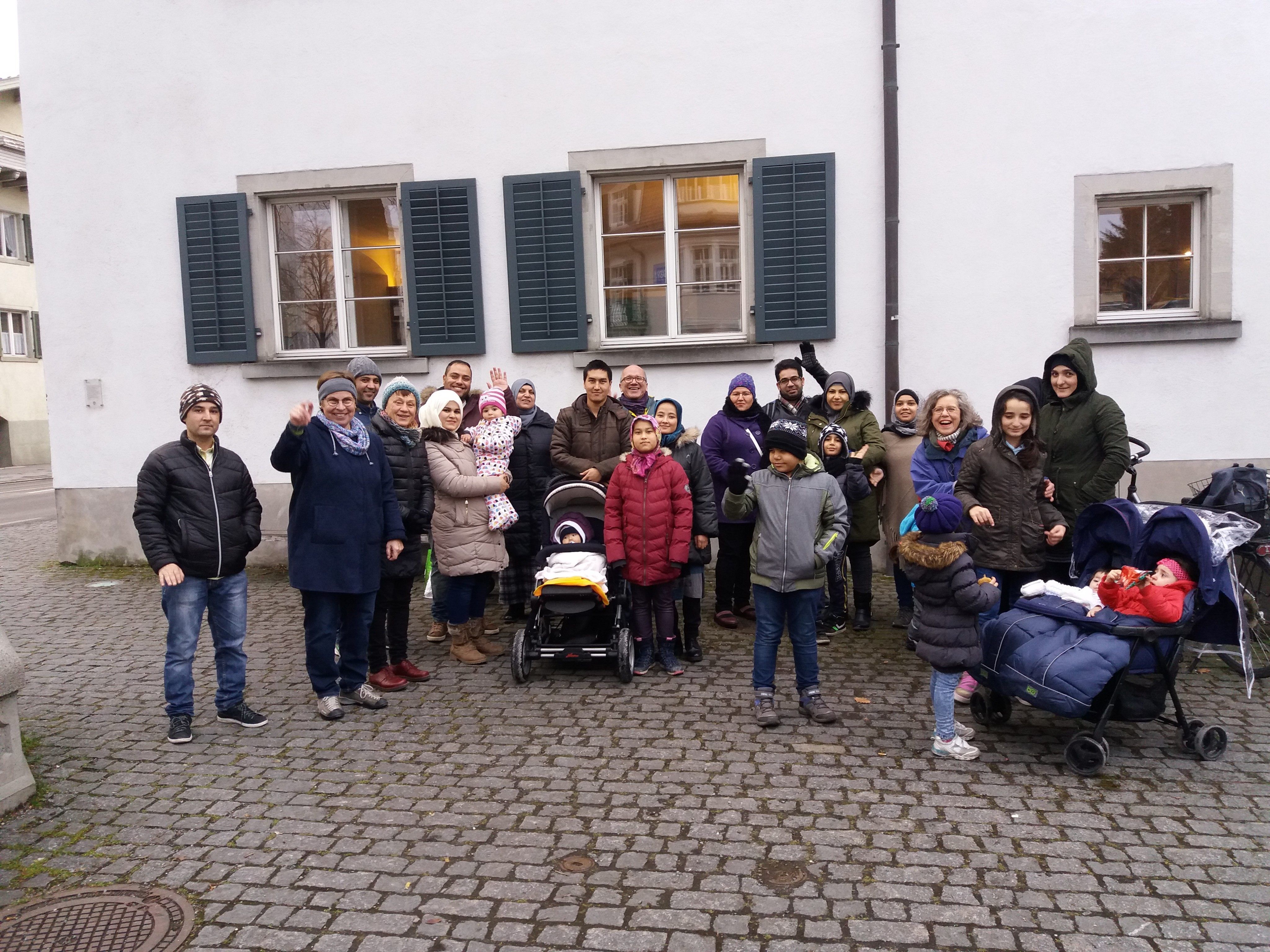 Die Teilnehmerinnen und Teilnehmer von „Gemeinsam unterwegs“ vor dem Rathaus Rankweil.