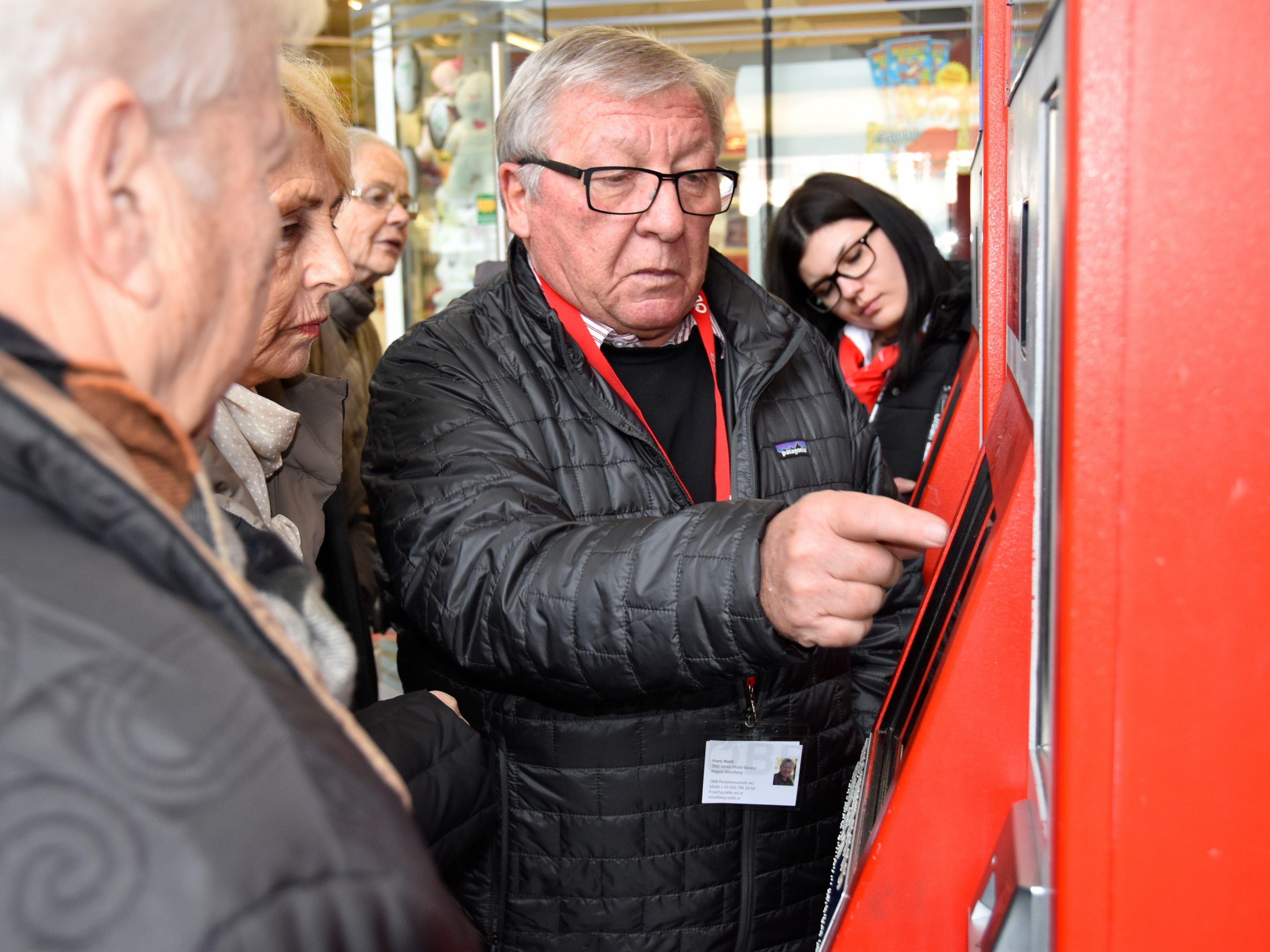Teilnehmer der Schulung beim Fahrkartenautomat Teilnehmer der Schulung beim Fahrkartenautomat