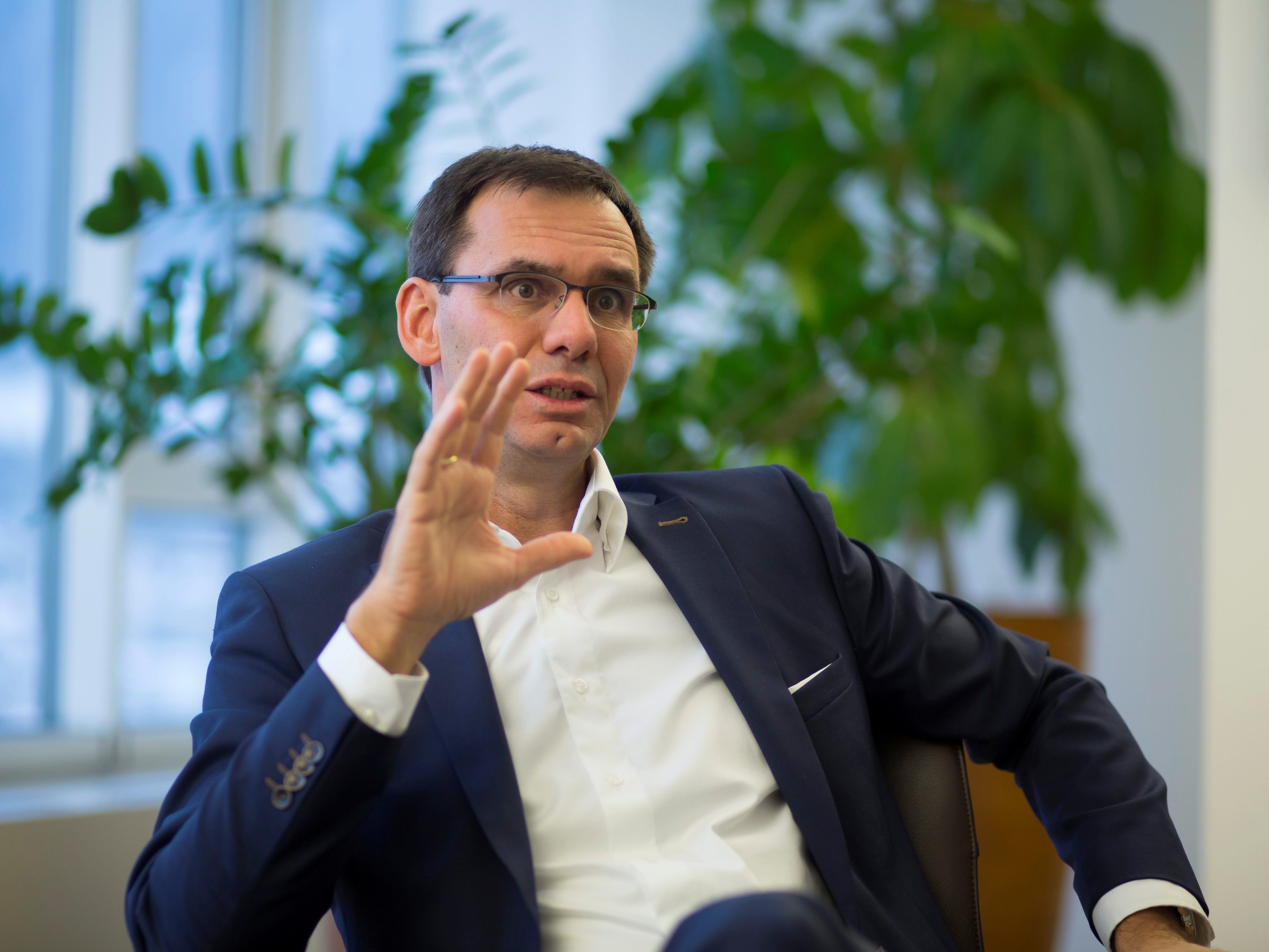 Wallner betont, wie wichtig die Arbeit der Landesfeuerwehr ist.