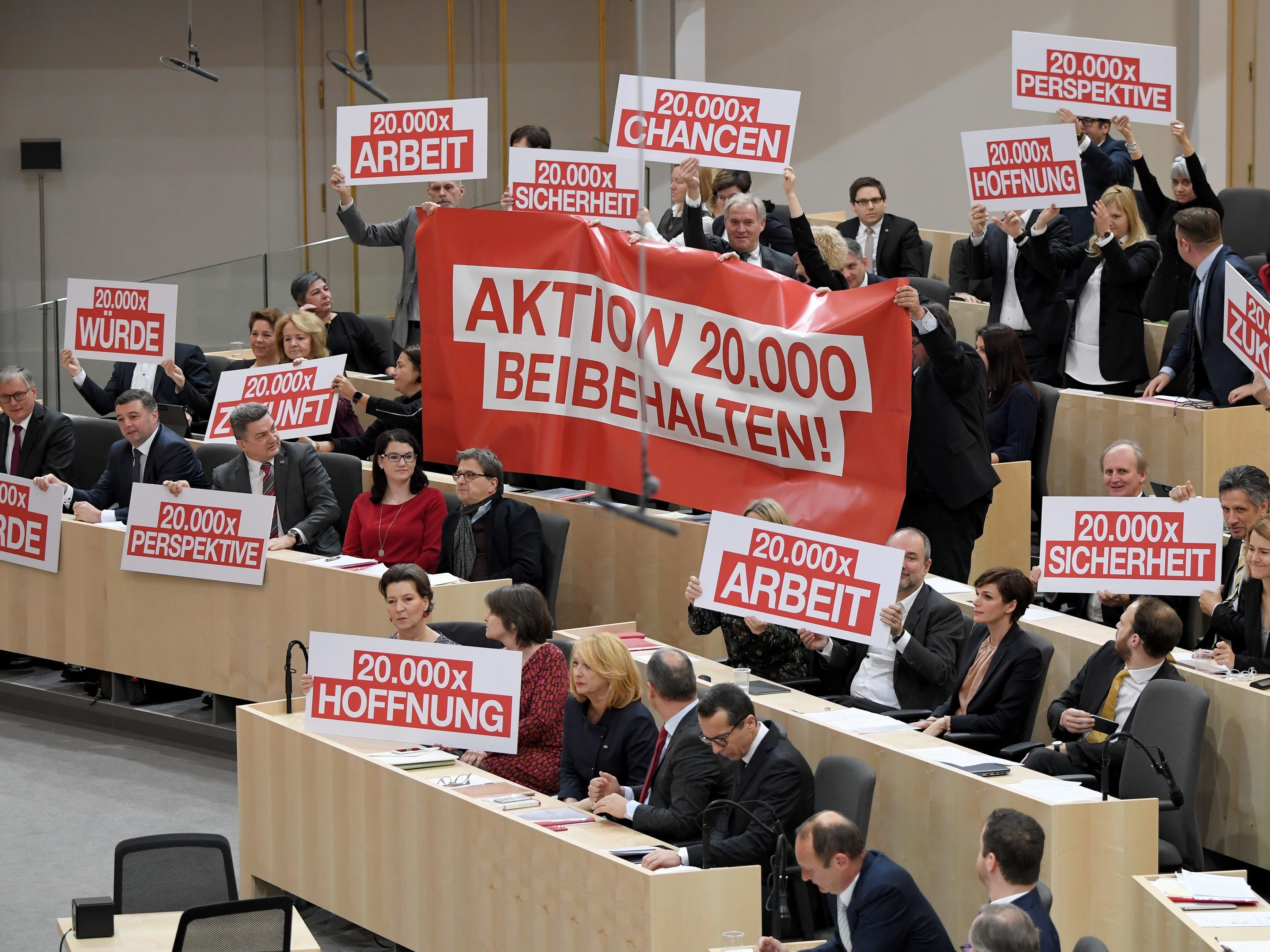 Während der Rede von Hartinger bewarb die SPÖ mit einer Plakataktion die Fortführung der "Aktion 20.000".