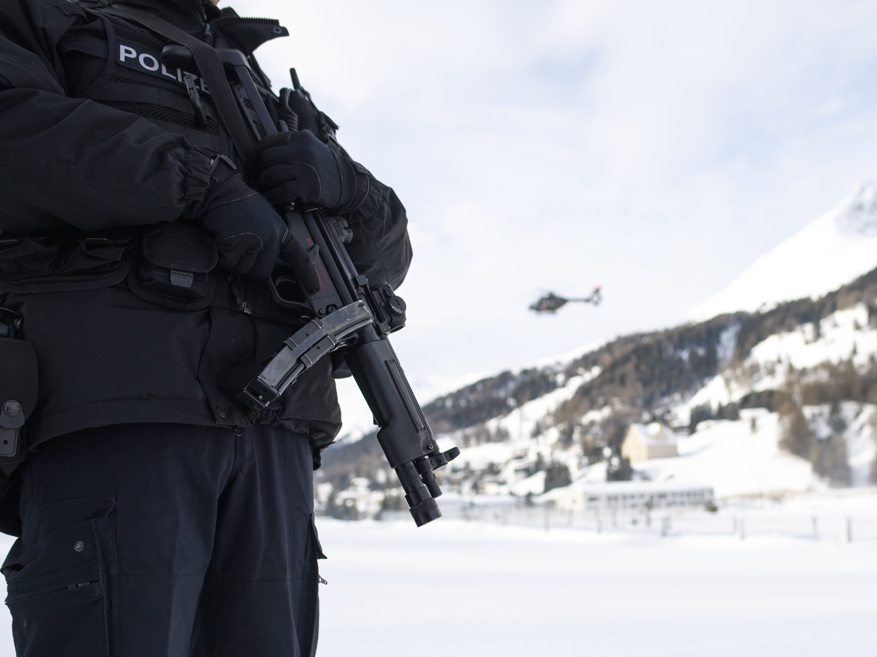 Ein Auto aus dem Trump-Konvoi rammte einen Polizisten.