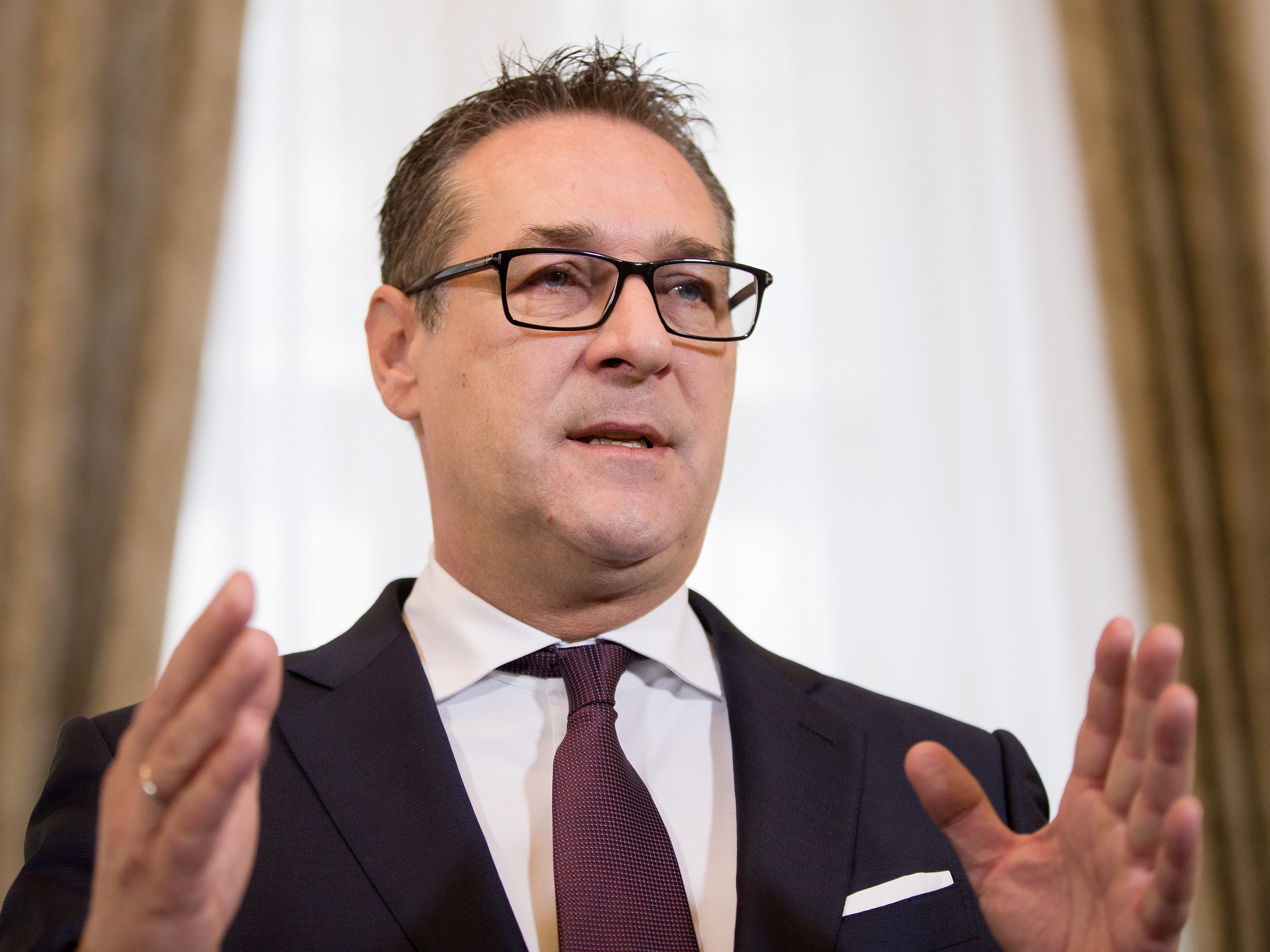 Strache weist die Antisemiten vor die Tür. Strache weist die Antisemiten vor die Tür.
