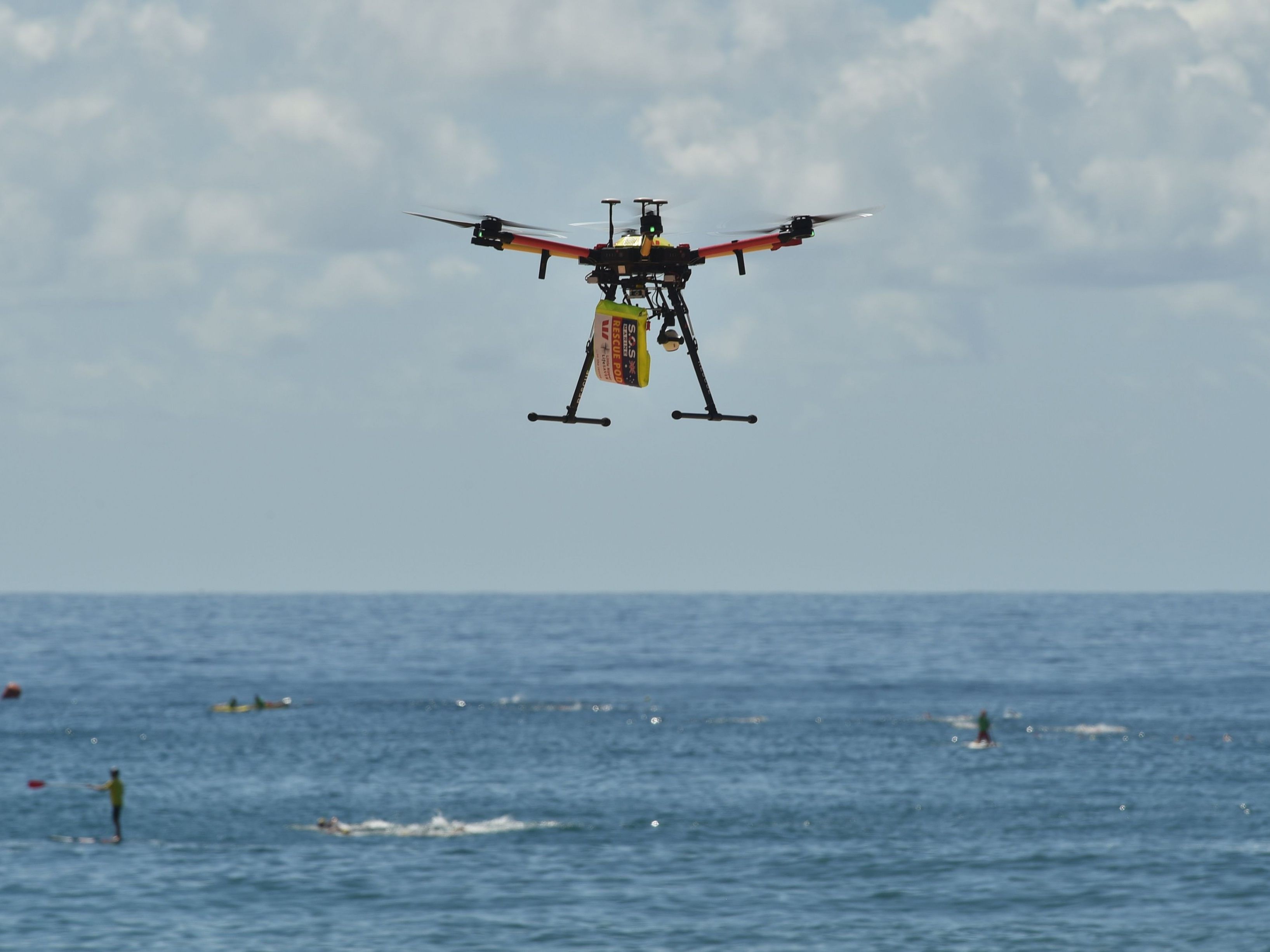In Australien konnten erstmals zwei Surfer mithilfe einer Drohne gerettet werden.