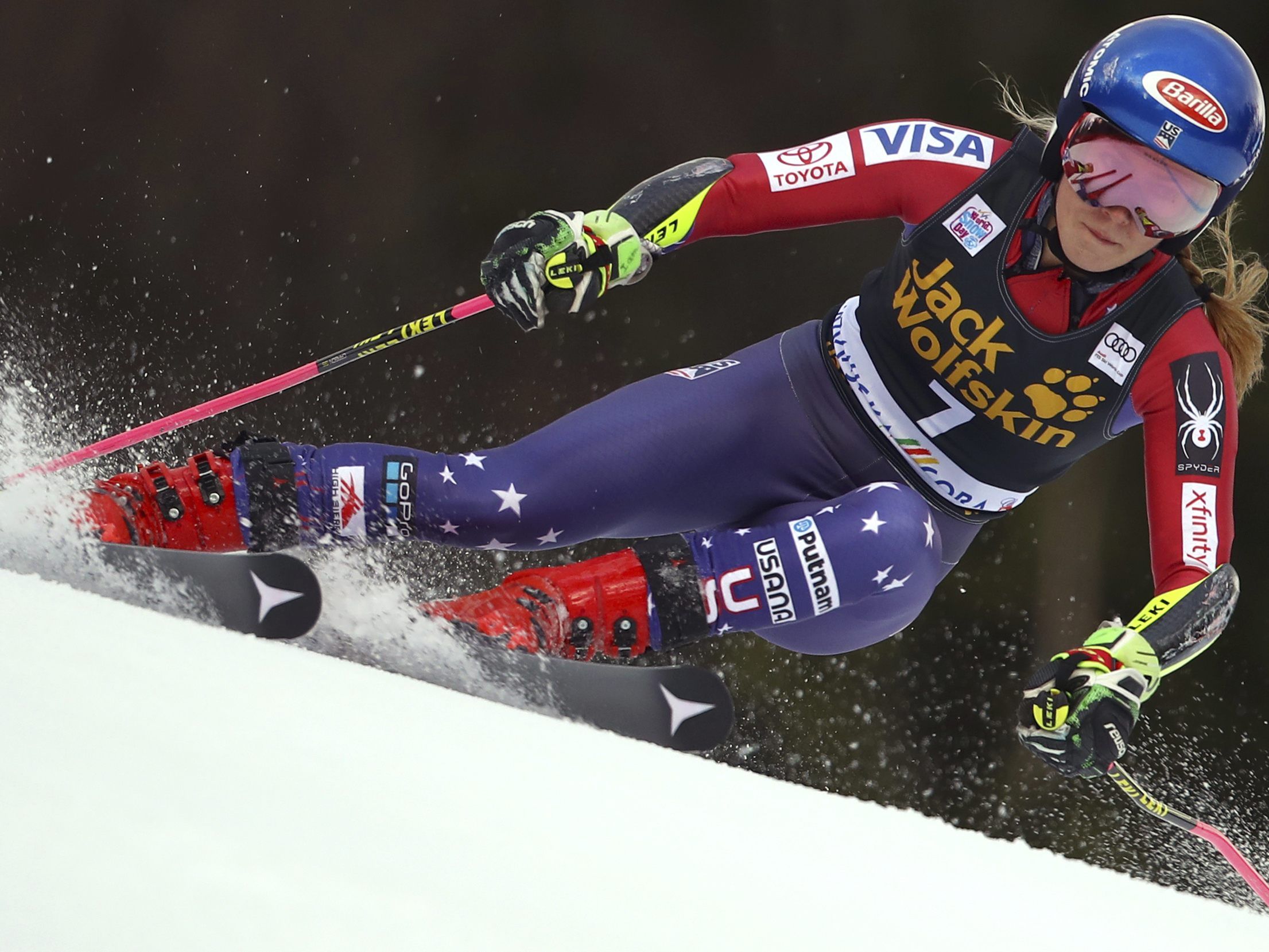 Mikaela Shiffrin führt im Riesentorlauf.