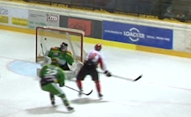 EHC- Keeper Schluderbacher muss gegen die Slowenen insgesamt fünf Mal hinter sich greifen. 