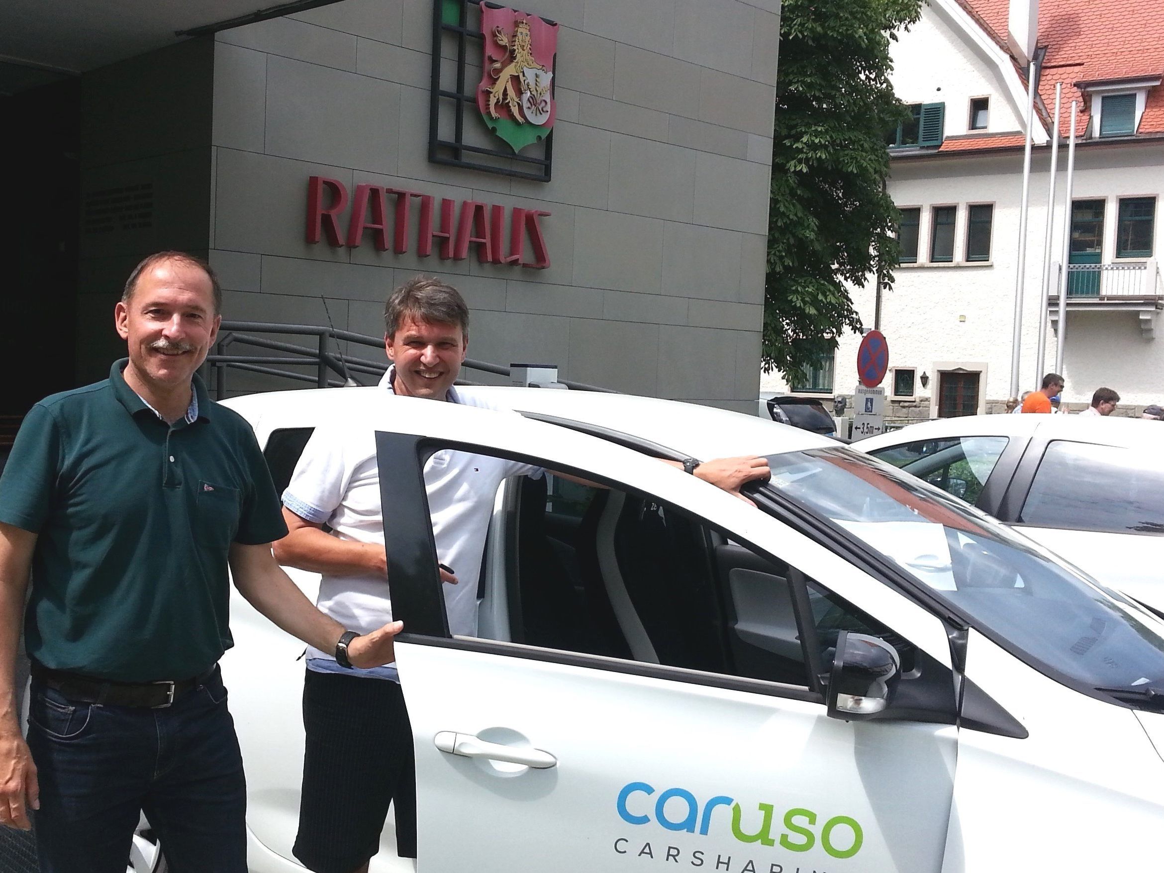 Bürgermeister Kurt Fischer und Mobilitätsgemeinderat Dietmar Haller: „Das Carsharing Auto steht beim Rathaus bereit. Der gratis Jahresbeitrag für 2018, soll ein Anreiz für neue Mitglieder sein“.