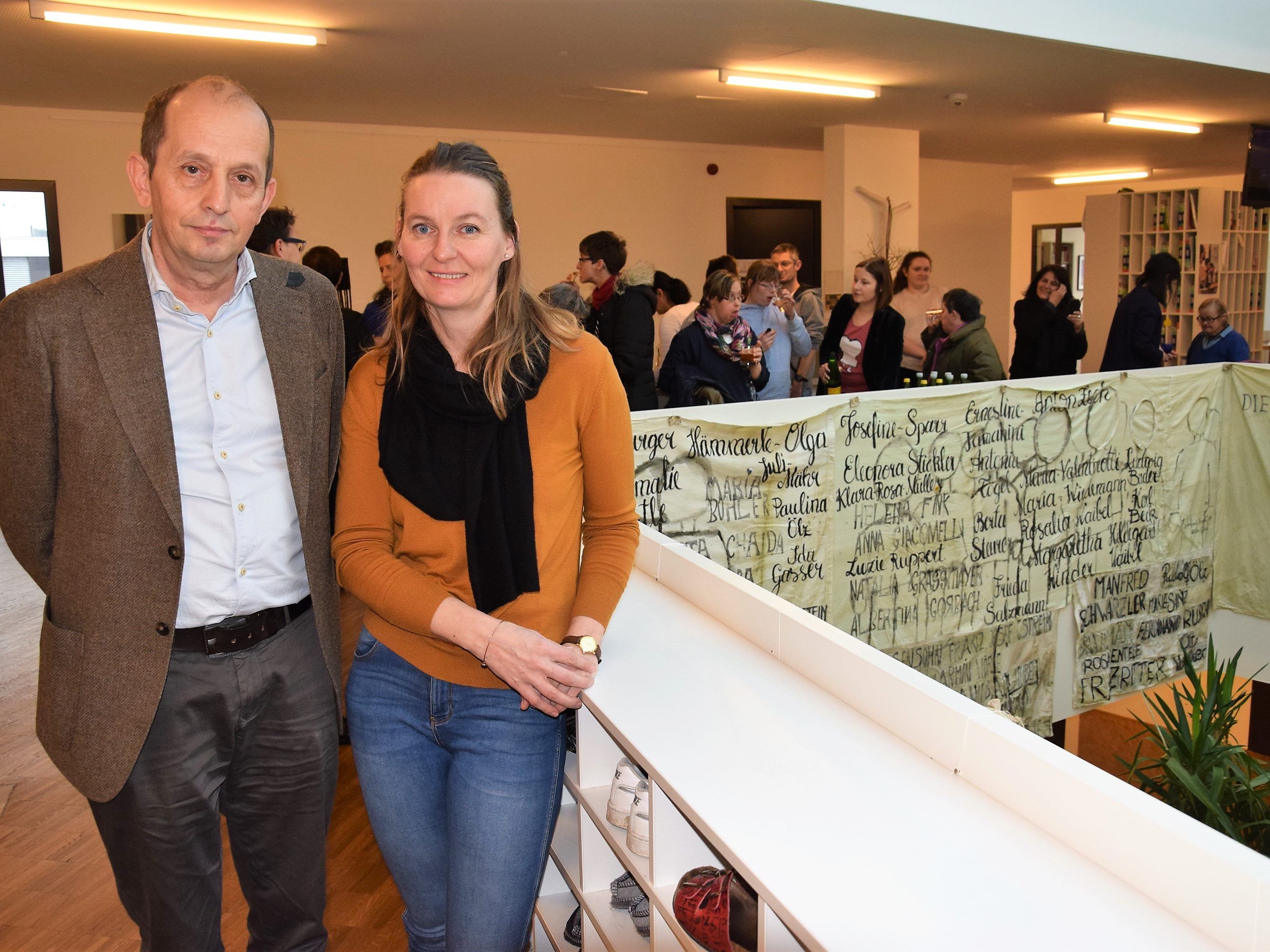 Direktor Gerhart Hofer (Kathi-Lampert-Schule) und Organisatorin Michaela Rüscher (Lebenshilfe) bei der Ausstellungseröffnung Direktor Gerhart Hofer (Kathi-Lampert-Schule) und Organisatorin Michaela Rüscher (Lebenshilfe) bei der Ausstellungseröffnung
