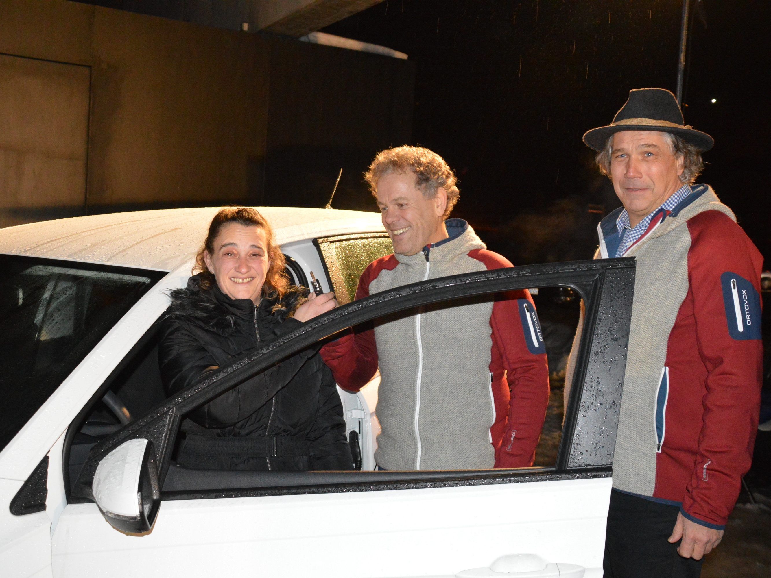 Hauptpreisgewinnerin Veronika Winkler mit Harald Rudigier und Christof van Dellen von der WIGE Montafon