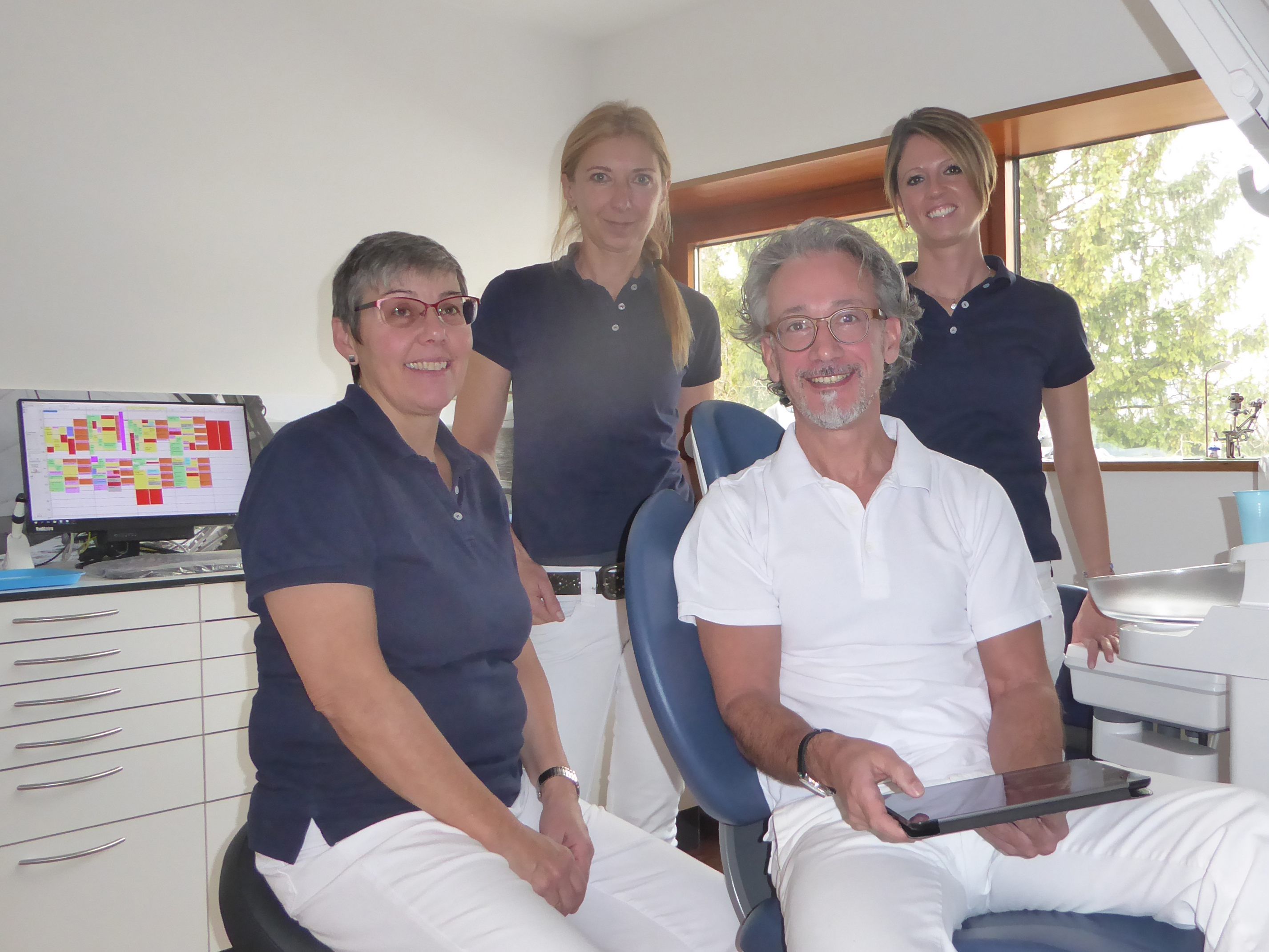 Dr. Richard Krewinkel mit dem Praxisteam Dr. Richard Krewinkel mit dem Praxisteam