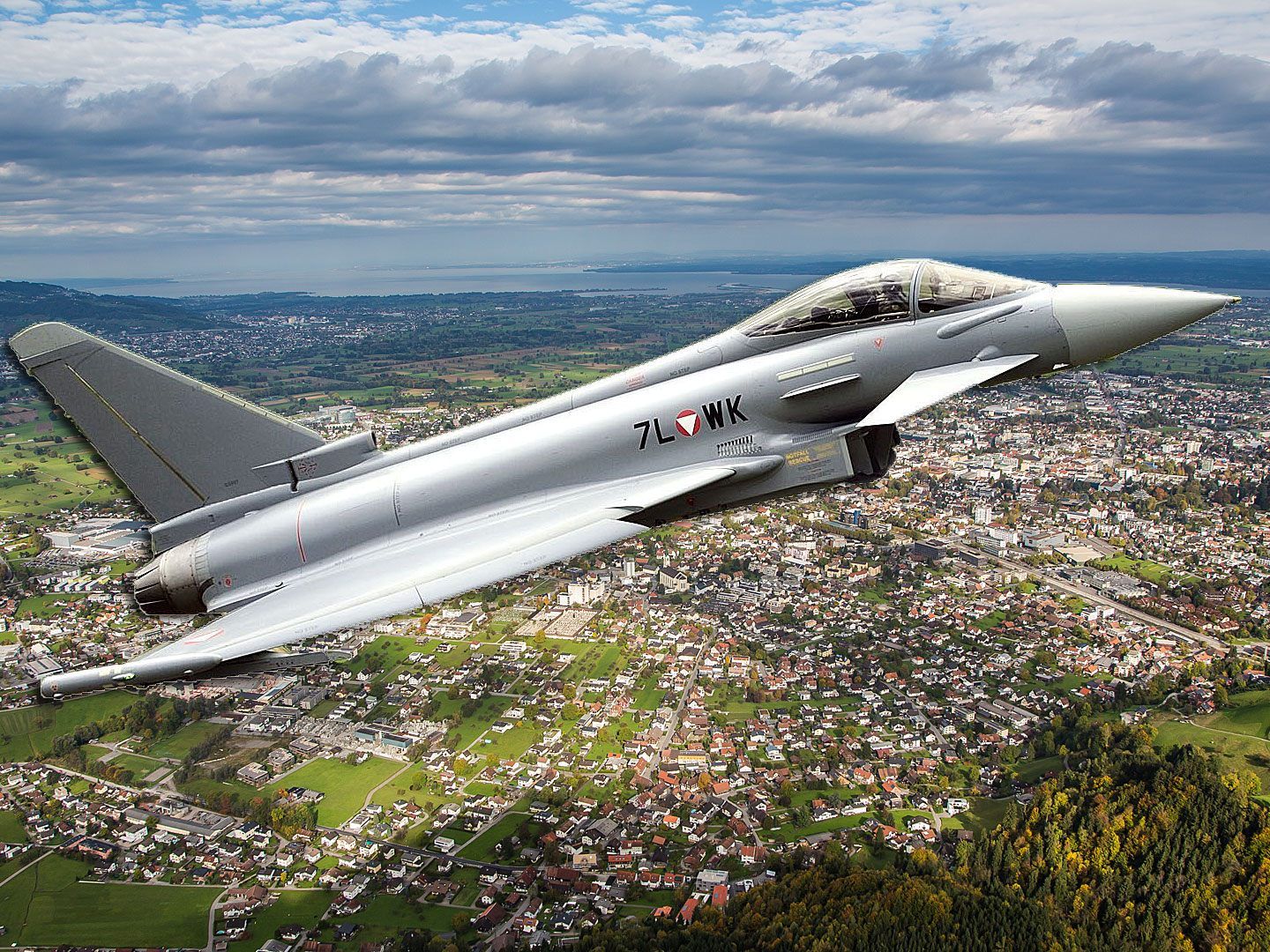Ein österreichischer Eurofighter ist deutlich hörbar über das Vorarlberger Rheintal hinweggeflogen. (Symboldbild)