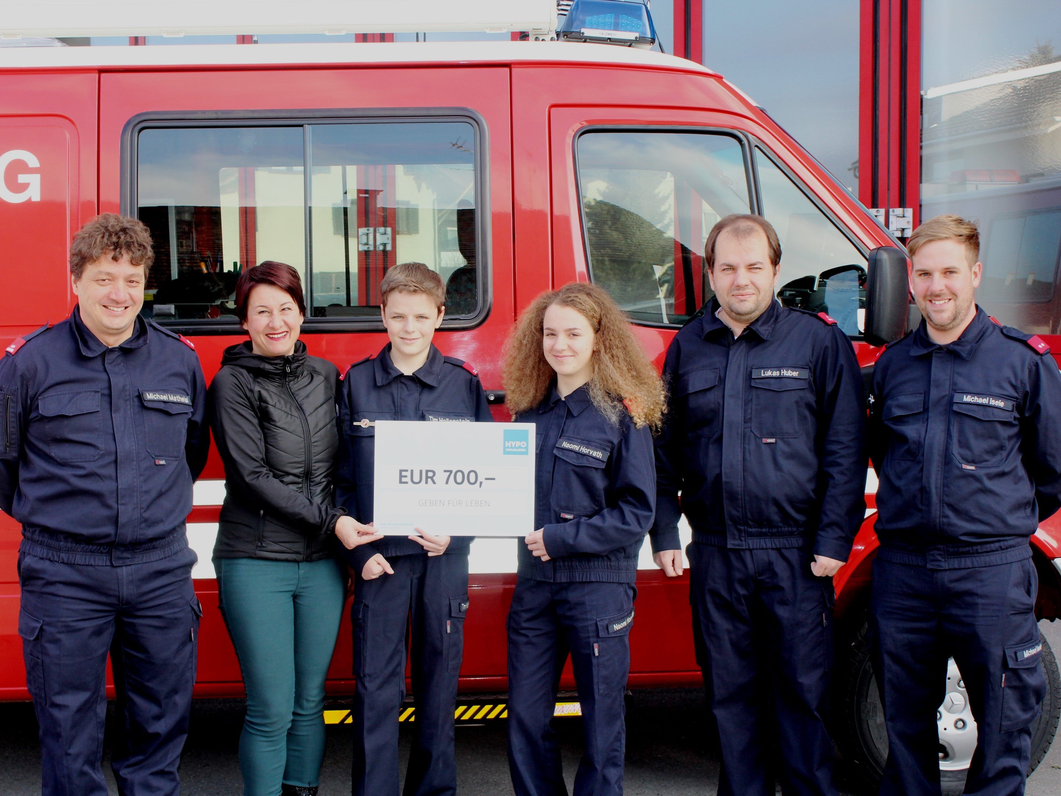 Die Feuerwehrjugend übergab 700 Euro an „Geben für Leben“. (vlnr: Michael Matheisl, Susanne Marosch, Tim Hollenstein, Naomi Horvath, Lukas Huber, Michael Isele)