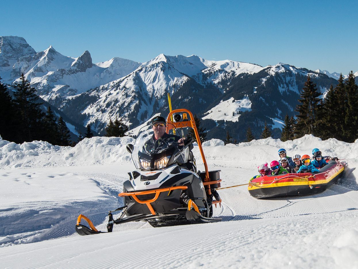 Vom 04. bis 09. Februar gibt es am Diedamskopf zusätzlich zum Pistenangebot tägliche Highlights für Kinder – wie zum Beispiel mit dem Schlauchboot über die Piste zu sausen. Vom 04. bis 09. Februar gibt es am Diedamskopf zusätzlich zum Pistenangebot tägliche Highlights für Kinder – wie zum Beispiel mit dem Schlauchboot über die Piste zu sausen.
