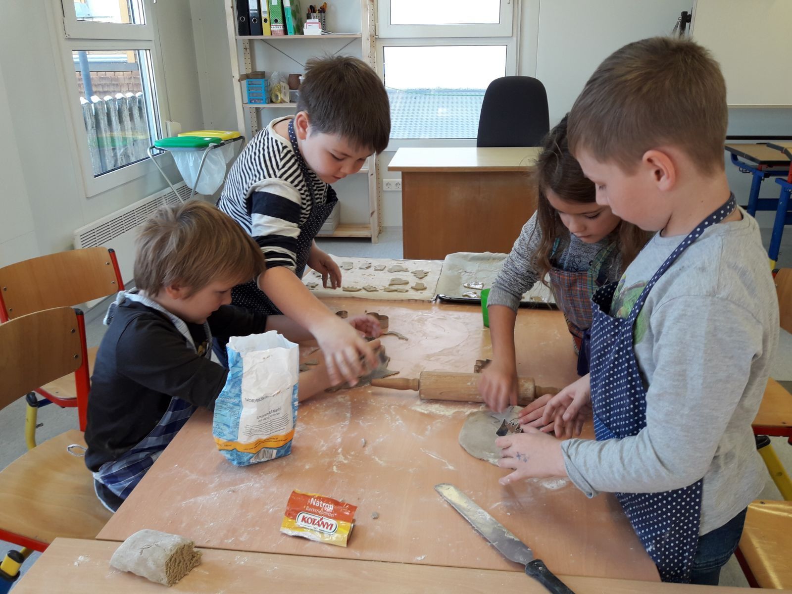 Ganz versunken beim Keksebacken sind die Schüler und Schülerinnen der Volksschule Bürserberg Ganz versunken beim Keksebacken sind die Schüler und Schülerinnen der Volksschule Bürserberg