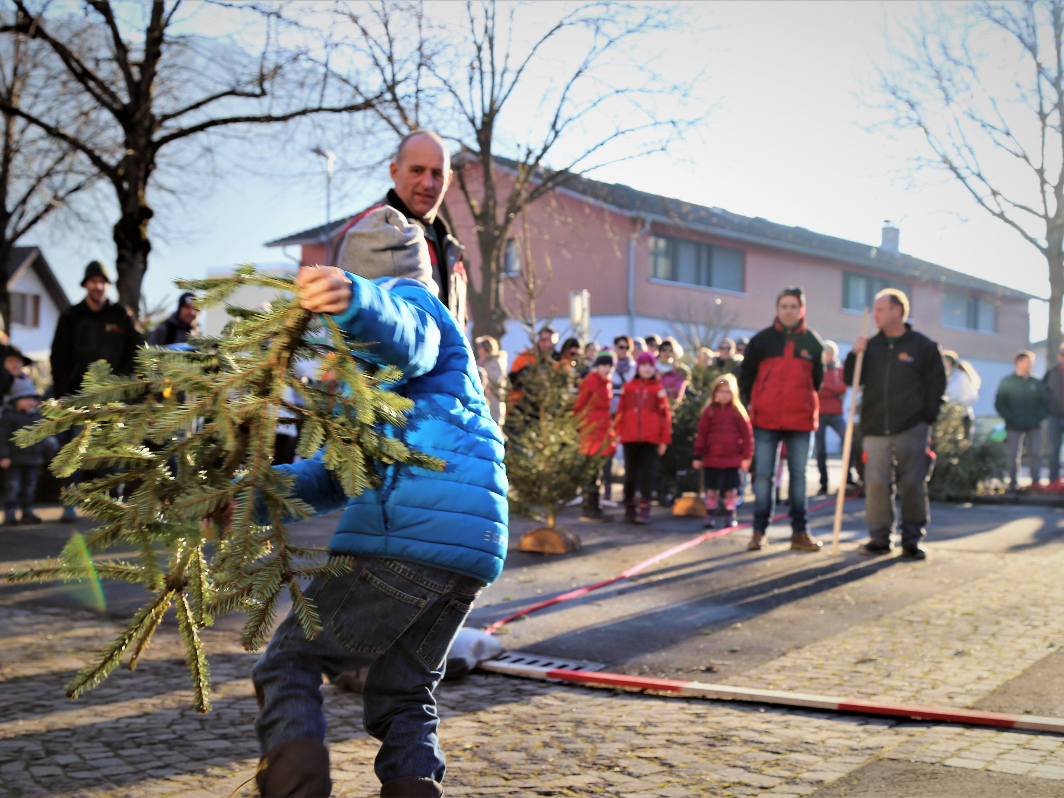 Großer Andrang am Kirchplatz Tosters: Die besten Teilnehmer warfen den Tannenbaum über drei Meter weit.