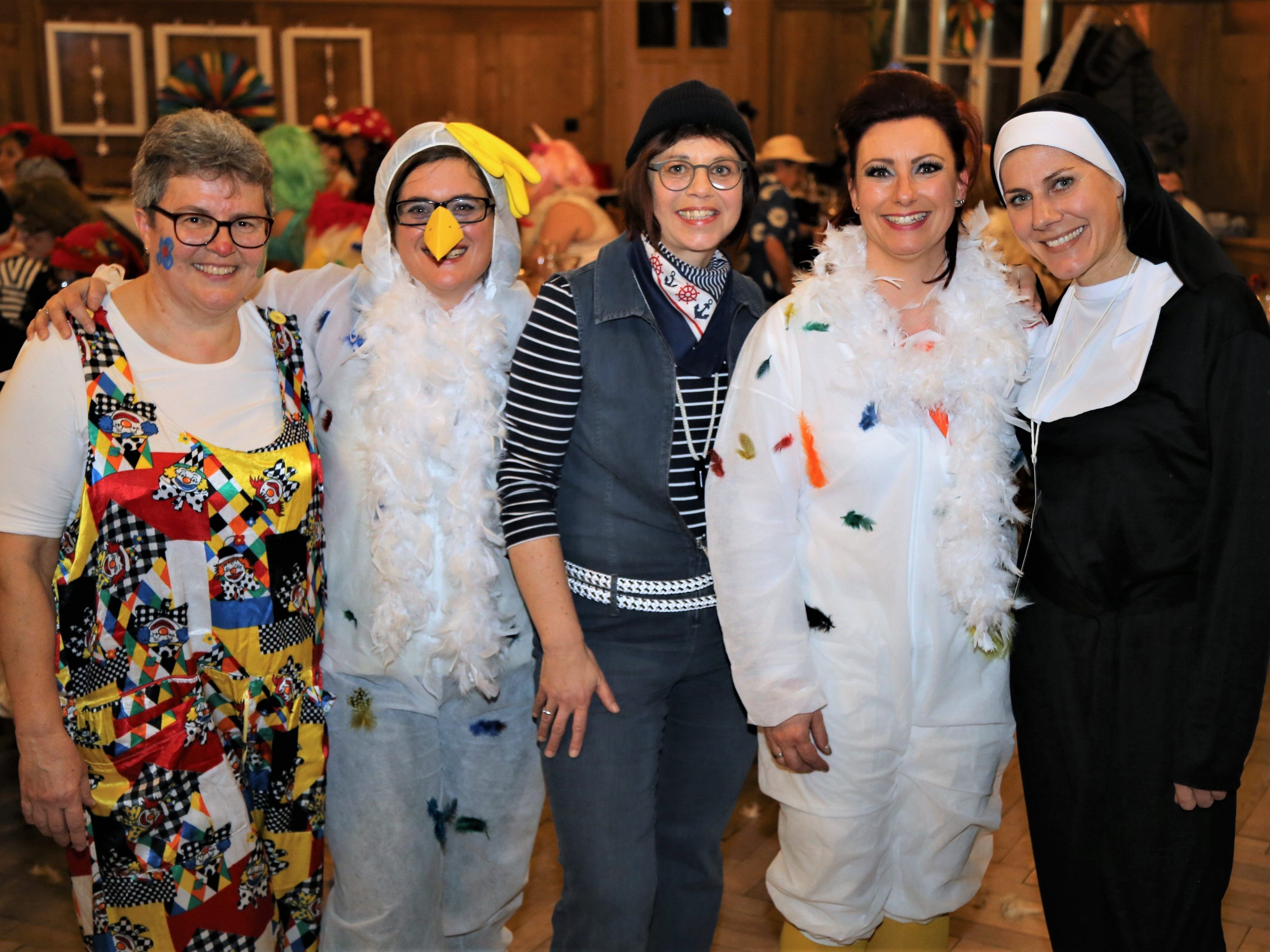 Geballte Frauenpower (v. l.): Ruth Aberer (Obfrau Frauenbund), Andrea Zelzer (Obfrau SV Tisis), Ortsvorsteherin Gabriele Graf, Manuela Zelzer (Obfrau Elternverein) und VS-Direktorin Susanne Speckle. Geballte Frauenpower (v. l.): Ruth Aberer (Obfrau Frauenbund), Andrea Zelzer (Obfrau SV Tisis), Ortsvorsteherin Gabriele Graf, Manuela Zelzer (Obfrau Elternverein) und VS-Direktorin Susanne Speckle.