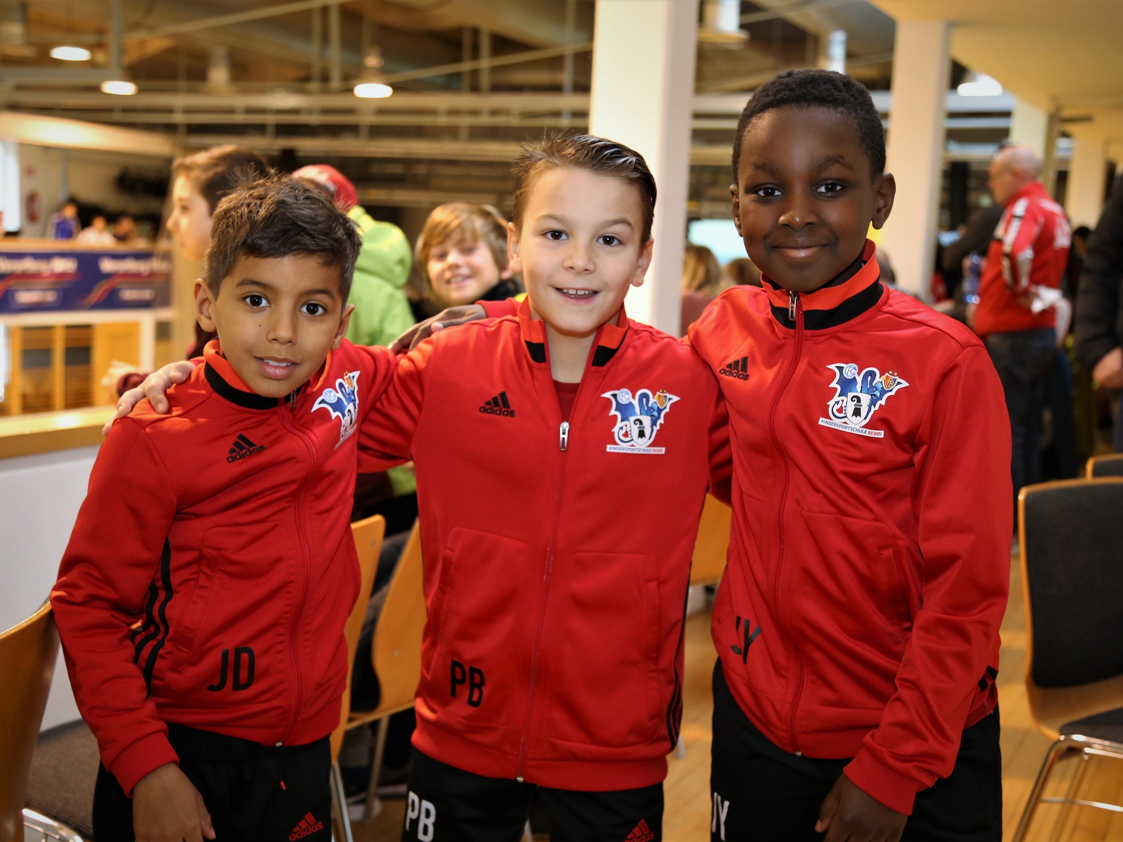 Überglücklich über den Turniersieg zeigen sich Jean, Josue und Petar vom FC Basel.