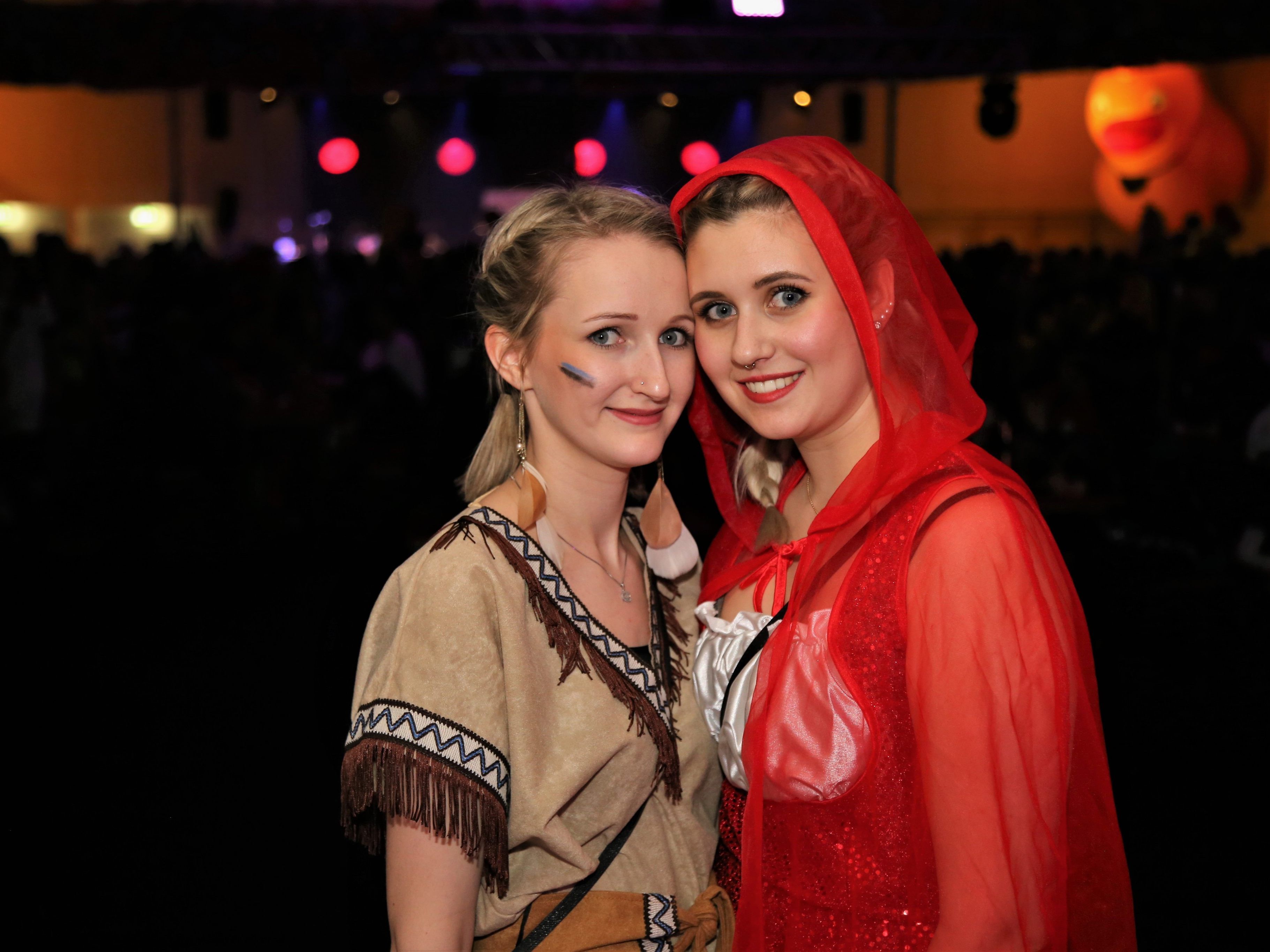 Cindy und Bianca schlüpften in die Rolle von Pocahontas und Rotkäppchen. Cindy und Bianca schlüpften in die Rolle von Pocahontas und Rotkäppchen.