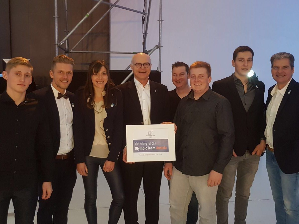 Die Lehrlinge der Betriebe Willhelm & Mayer GmbH, Mayer Glastechnik GmbH, Salzmann Formblechtechnik GmbH, Fahrzeugbau Wohlgenannt GmbH mit Karl Stoss, Präsident des Österreichischen Olympischen Comité, v. li.: Danny Würder, Pasquale Nave, Martina Scheichl (Pressearbeit), Karl Stoss (Präsident des ÖOC), Lucas Bolter, Philip Klien, Martin Ilg und Martin Dünser (GF get up!). Weitere Lehringe, die dabei waren: Alexander Kathan und Theodor Fohn. Die Lehrlinge der Betriebe Willhelm & Mayer GmbH, Mayer Glastechnik GmbH, Salzmann Formblechtechnik GmbH, Fahrzeugbau Wohlgenannt GmbH mit Karl Stoss, Präsident des Österreichischen Olympischen Comité, v. li.: Danny Würder, Pasquale Nave, Martina Scheichl (Pressearbeit), Karl Stoss (Präsident des ÖOC), Lucas Bolter, Philip Klien, Martin Ilg und Martin Dünser (GF get up!). Weitere Lehringe, die dabei waren: Alexander Kathan und Theodor Fohn.