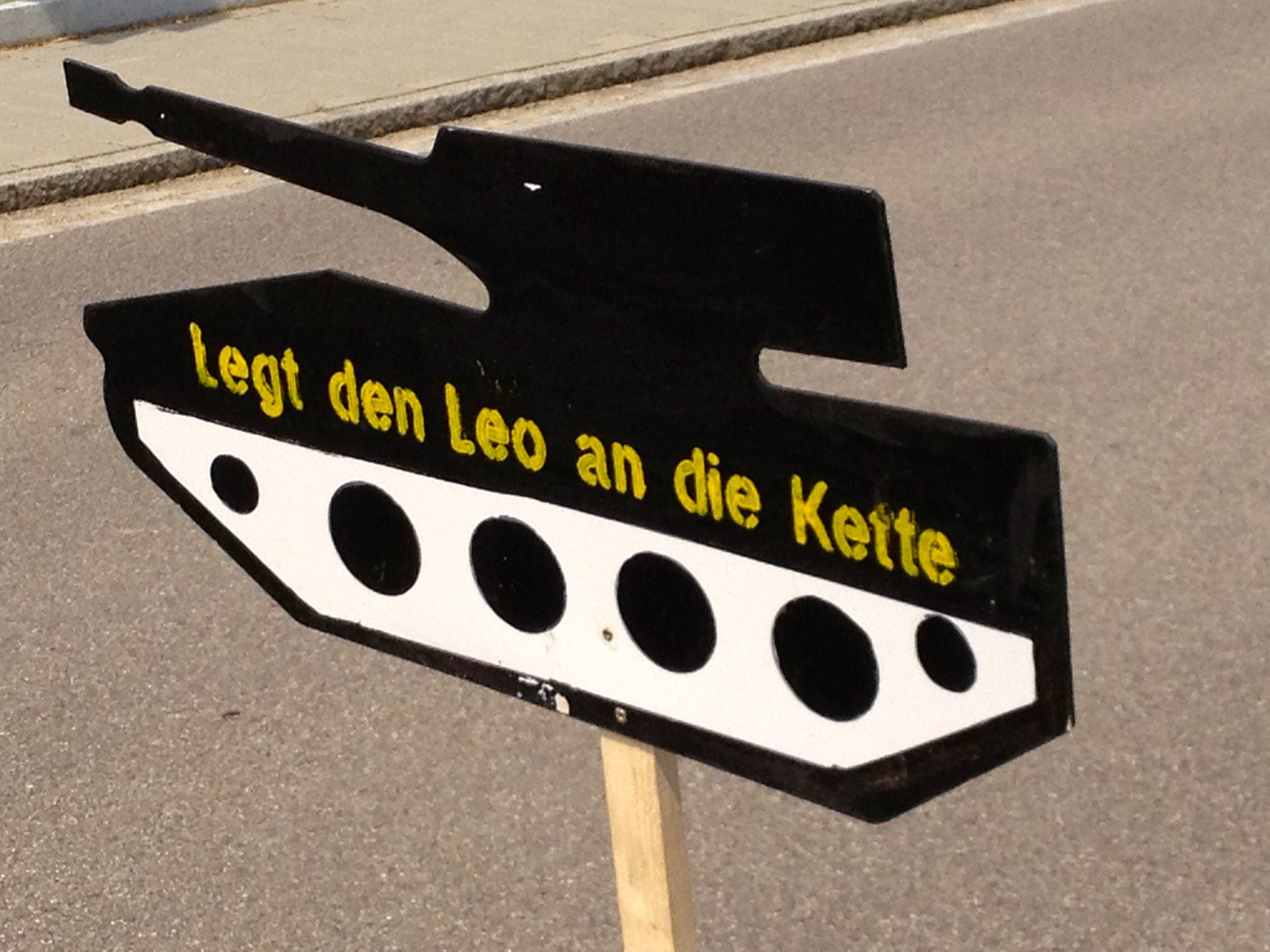 Der Export des Leopard-Panzers durch die deutsche Regierung wird von der Friedensbewegung seit Jahren mit kreativem Protest bekämpft. Der Export des Leopard-Panzers durch die deutsche Regierung wird von der Friedensbewegung seit Jahren mit kreativem Protest bekämpft.