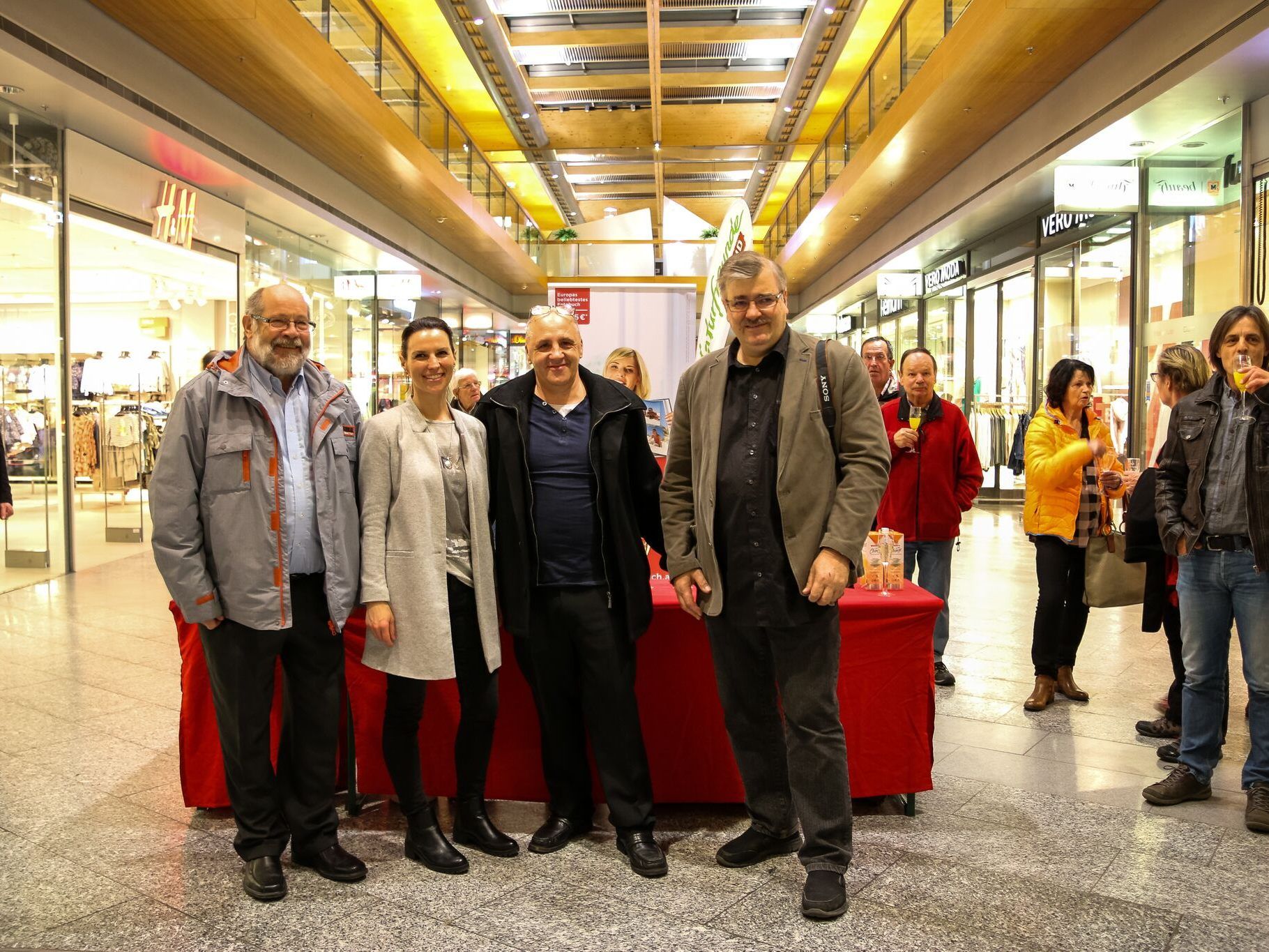 Zimbapark Marketingleiterin Kathrin Mair mit Walter Kegele, Ernst Passler und Klaus Novak (v.l.) von den Naturfreunden. Zimbapark Marketingleiterin Kathrin Mair mit Walter Kegele, Ernst Passler und Klaus Novak (v.l.) von den Naturfreunden.