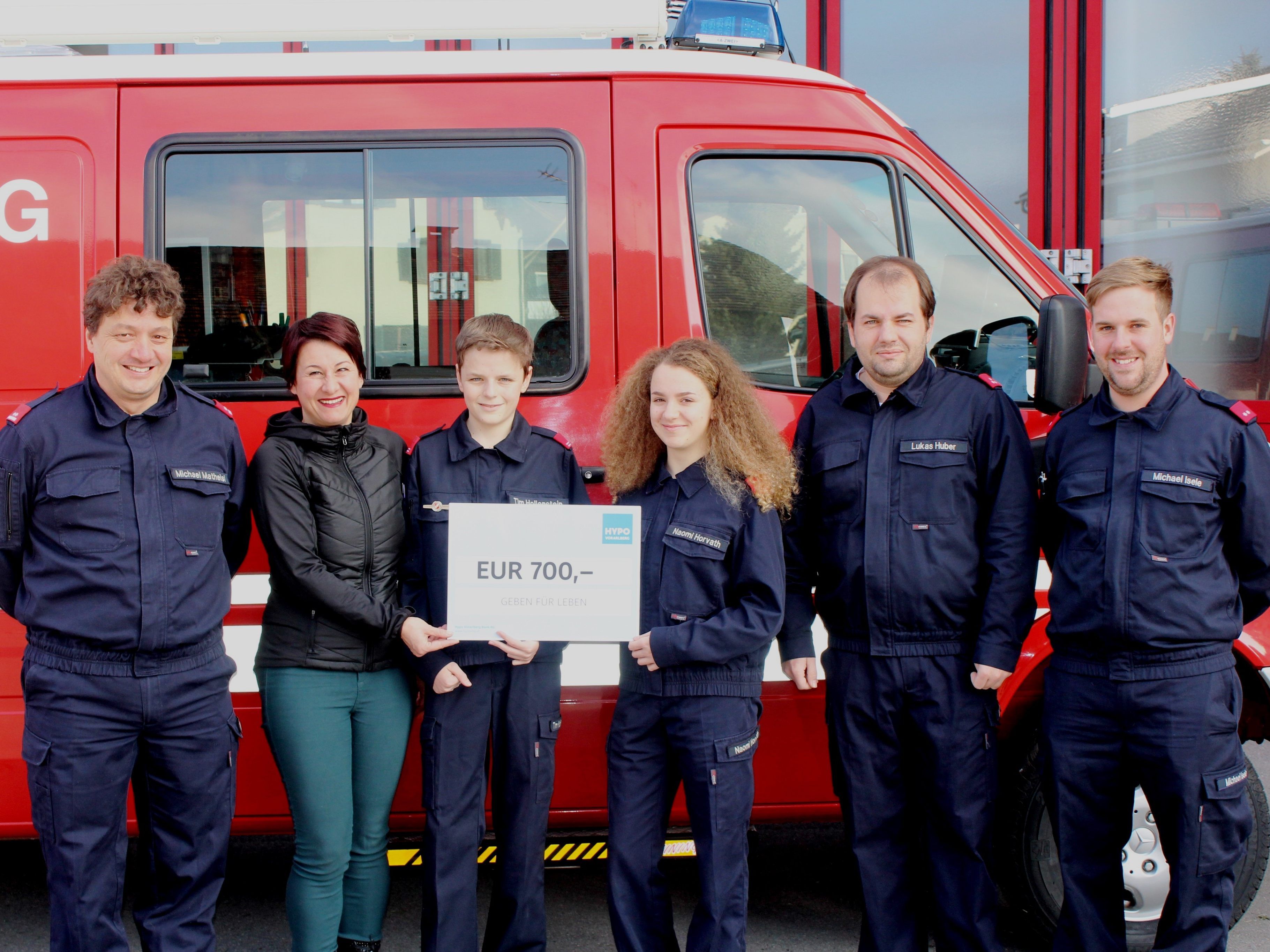 Die Feuerwehrjugend Lustenau übergibt den Scheck an Susanne Marosch vom Verein Geben für Leben