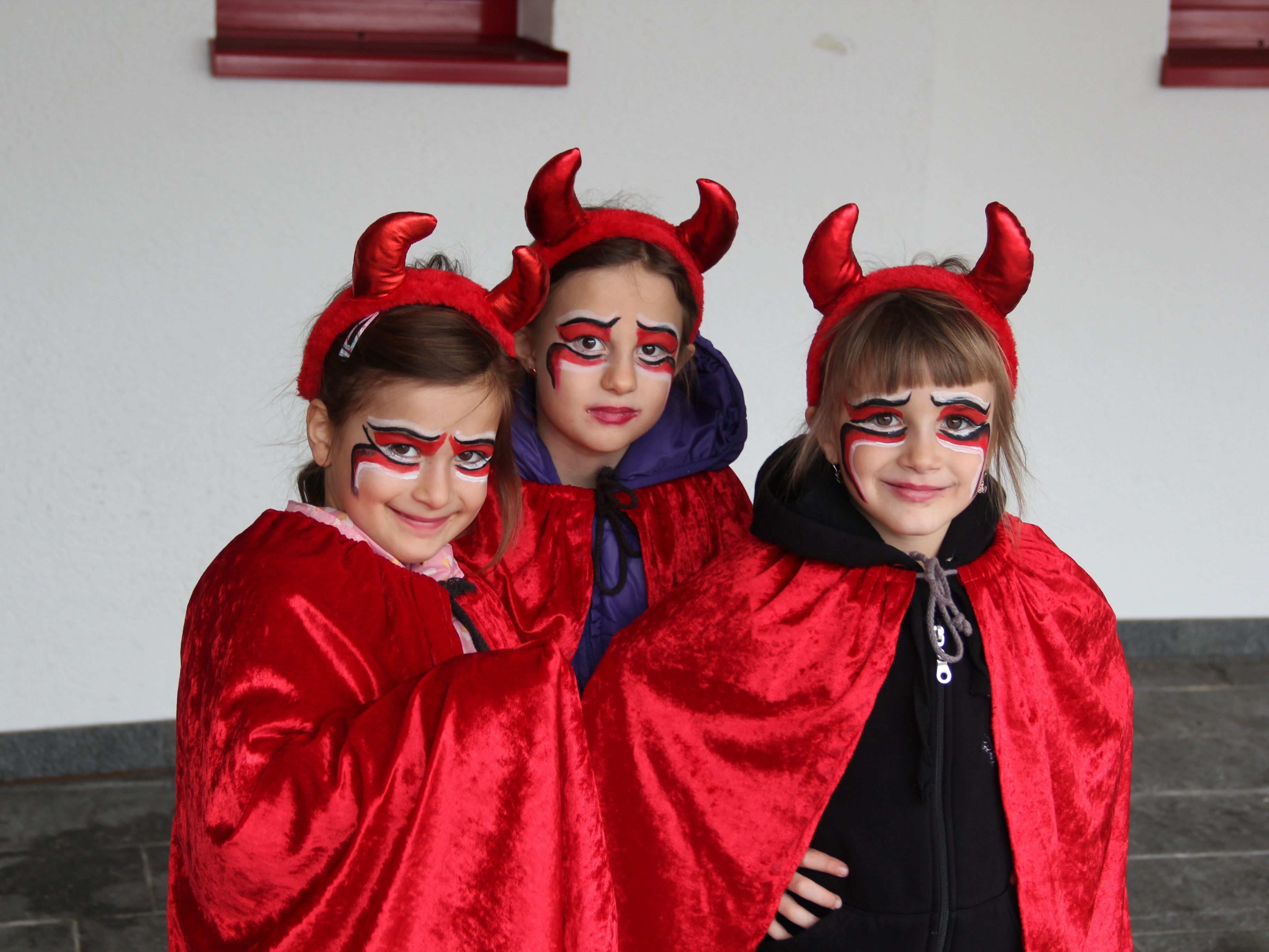 Selina, Svenja und Savinja heißen diese drei kleinen Teufel. Selina, Svenja und Savinja heißen diese drei kleinen Teufel.