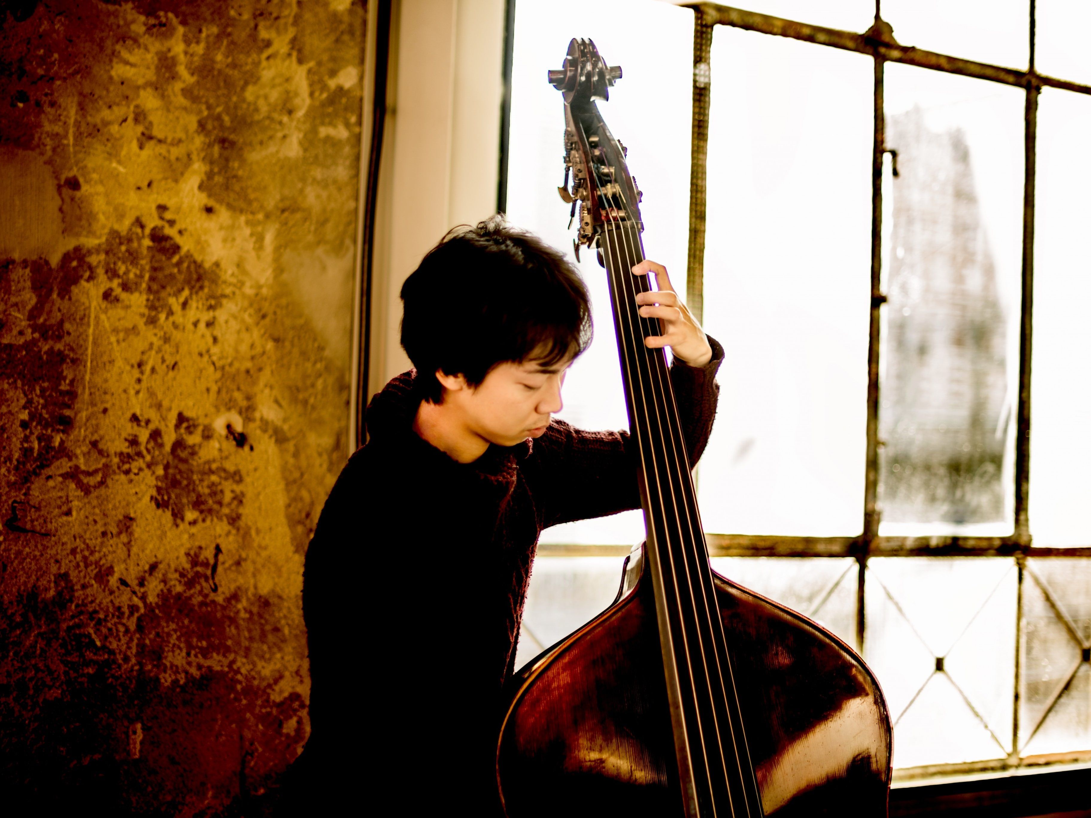 Der Kontrabassist Ikuma Saito spielt bei der Oper "Der Zaubertrank" im Instrumentalensemble des Vorarlberger Landeskonservatoriums.