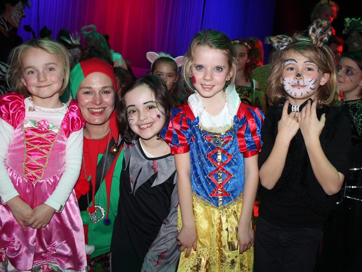 Der Kasperl (2. von li.) begeisterte auch Anna, Hanna, Mia und Luisa.
