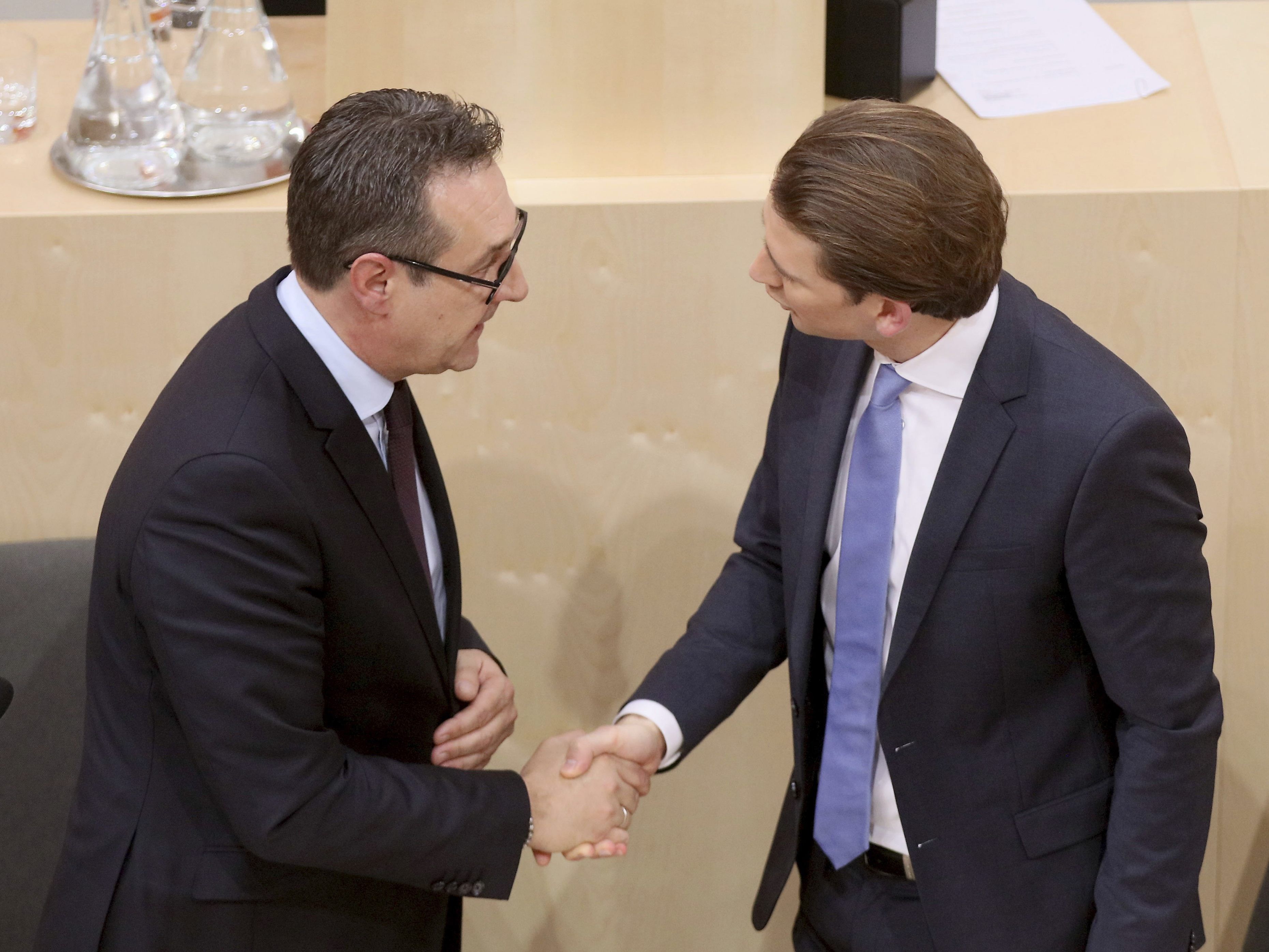 Statements von Kurz und Strache im Livestream.