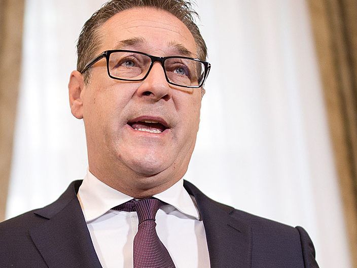 Vizekanzler und FPÖ-Chef Strache verurteilt "wirklich widerliches und antisemitisches" Lied und verteidigt Udo Landbauer. Vizekanzler und FPÖ-Chef Strache verurteilt "wirklich widerliches und antisemitisches" Lied und verteidigt Udo Landbauer.