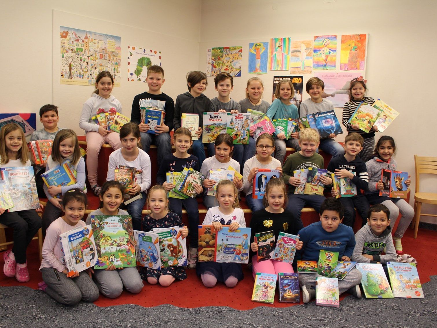 Das macht Lust aufs Lesen: Volksschulkinder präsentieren einen kleinen Teil der neuen Bücher.