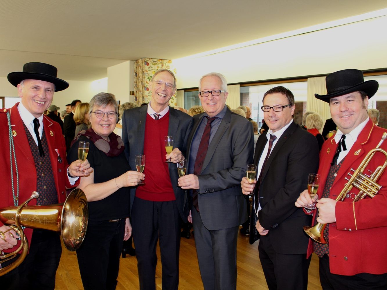 Ein Prosit auf ein gesundes und erfolgreiches neues Jahr 2018: Wolfram Baldauf (MV Lochau), Chorleiterin Brigitte Dünser, Pfarrer Gerhard Mähr, Bürgermeister Michael Simma, Vizebürgermeister Christophorus Schmid und Achim Langegg (MV Lochau). Ein Prosit auf ein gesundes und erfolgreiches neues Jahr 2018: Wolfram Baldauf (MV Lochau), Chorleiterin Brigitte Dünser, Pfarrer Gerhard Mähr, Bürgermeister Michael Simma, Vizebürgermeister Christophorus Schmid und Achim Langegg (MV Lochau).