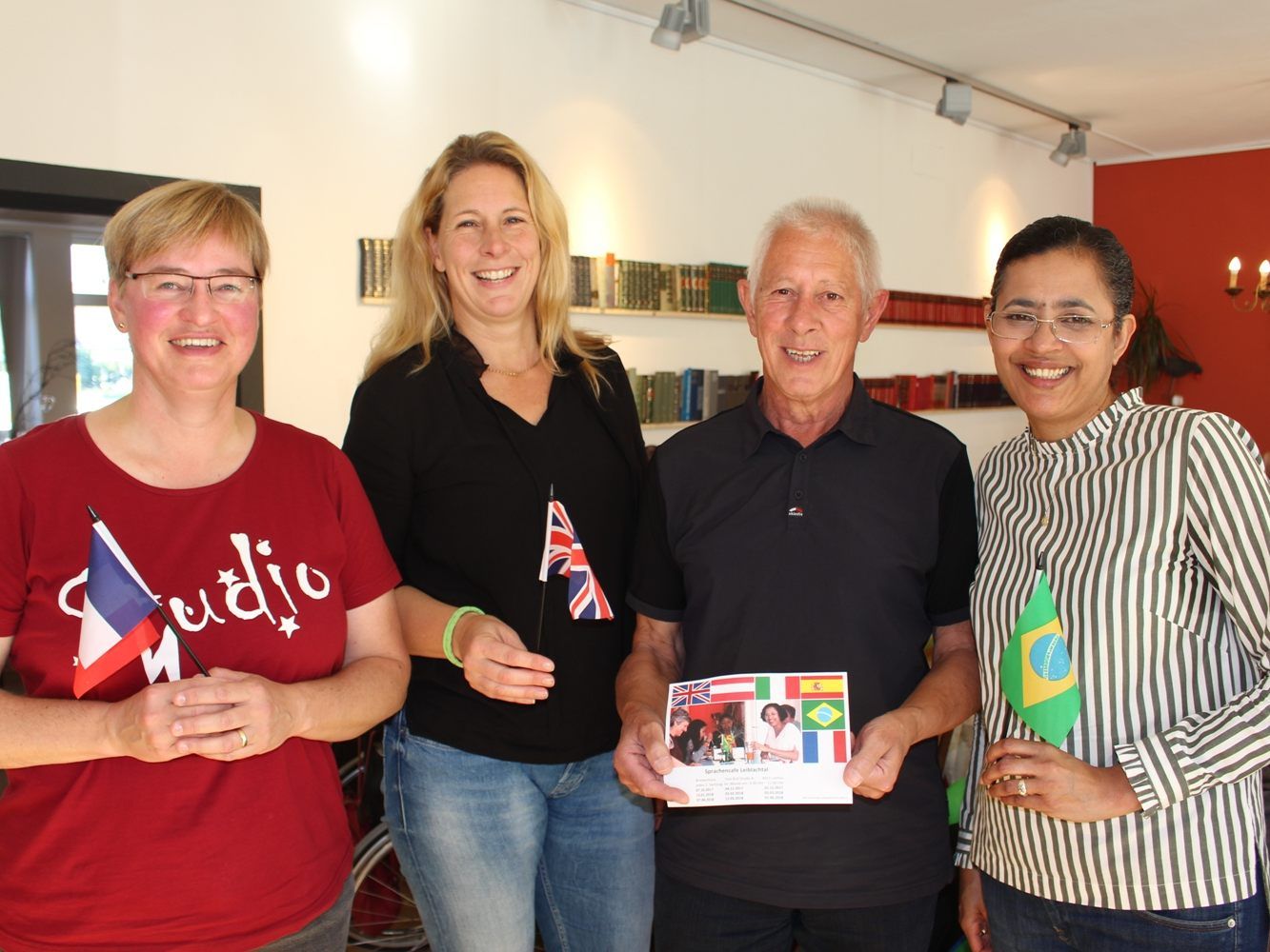 Begegnung und Unterhaltung im „Sprachencafé“ im Brockenhaus Leiblachtal mit muttersprachlichen Moderatoren unter der Leitung von Peter Pongratz. Begegnung und Unterhaltung im „Sprachencafé“ im Brockenhaus Leiblachtal mit muttersprachlichen Moderatoren unter der Leitung von Peter Pongratz.